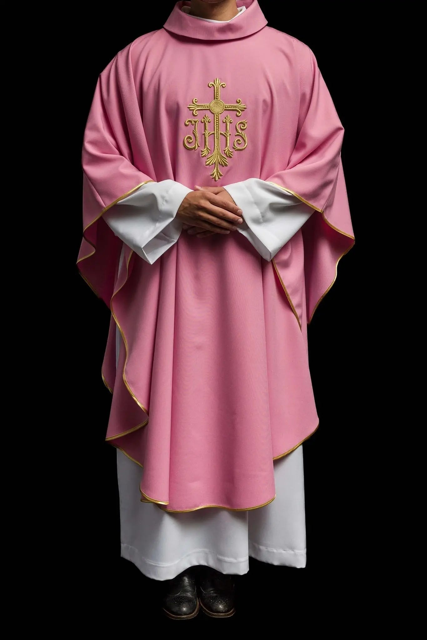 Casulla rosa JHS con bordado en relieve