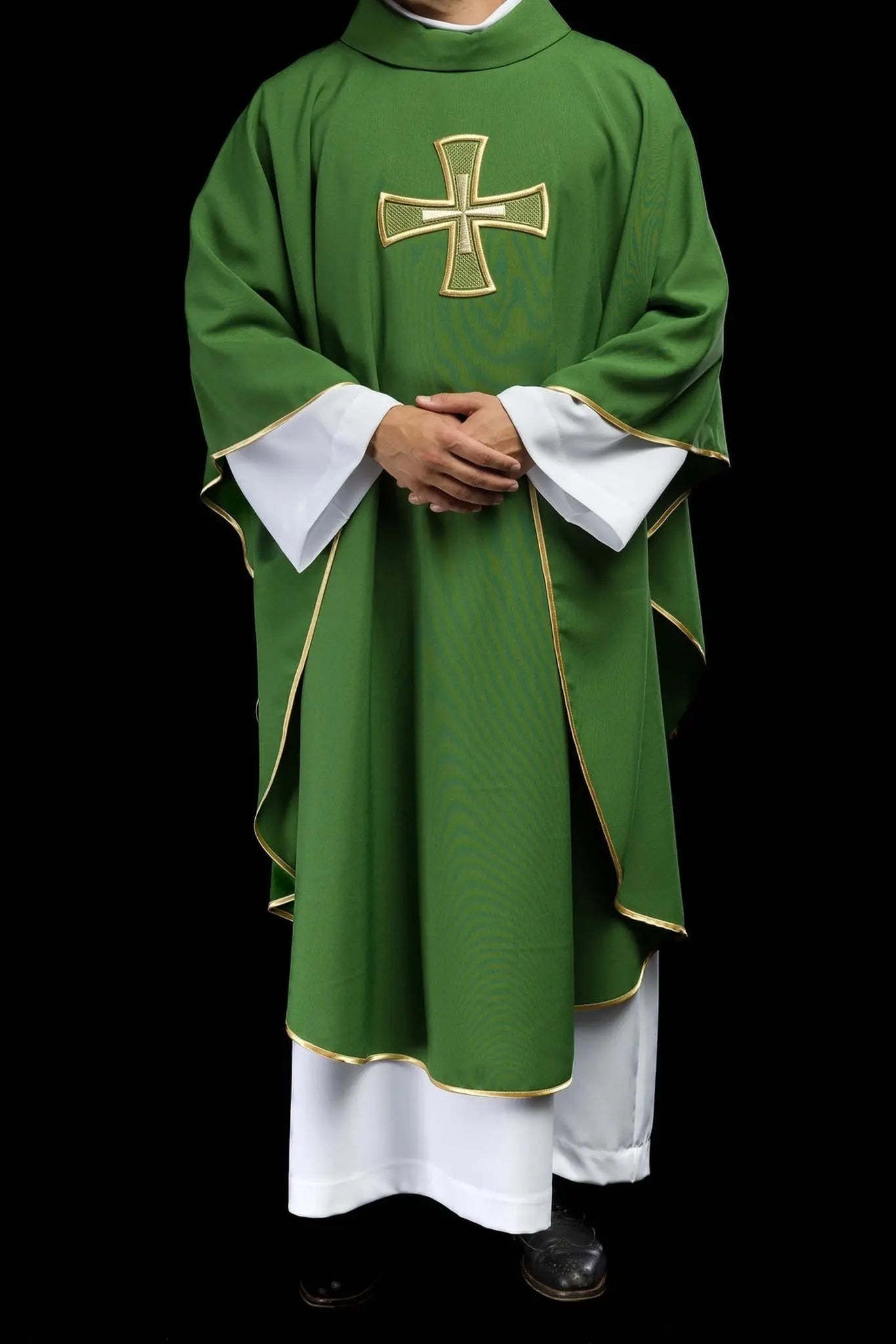 Casulla bordada verde con motivo de cruz
