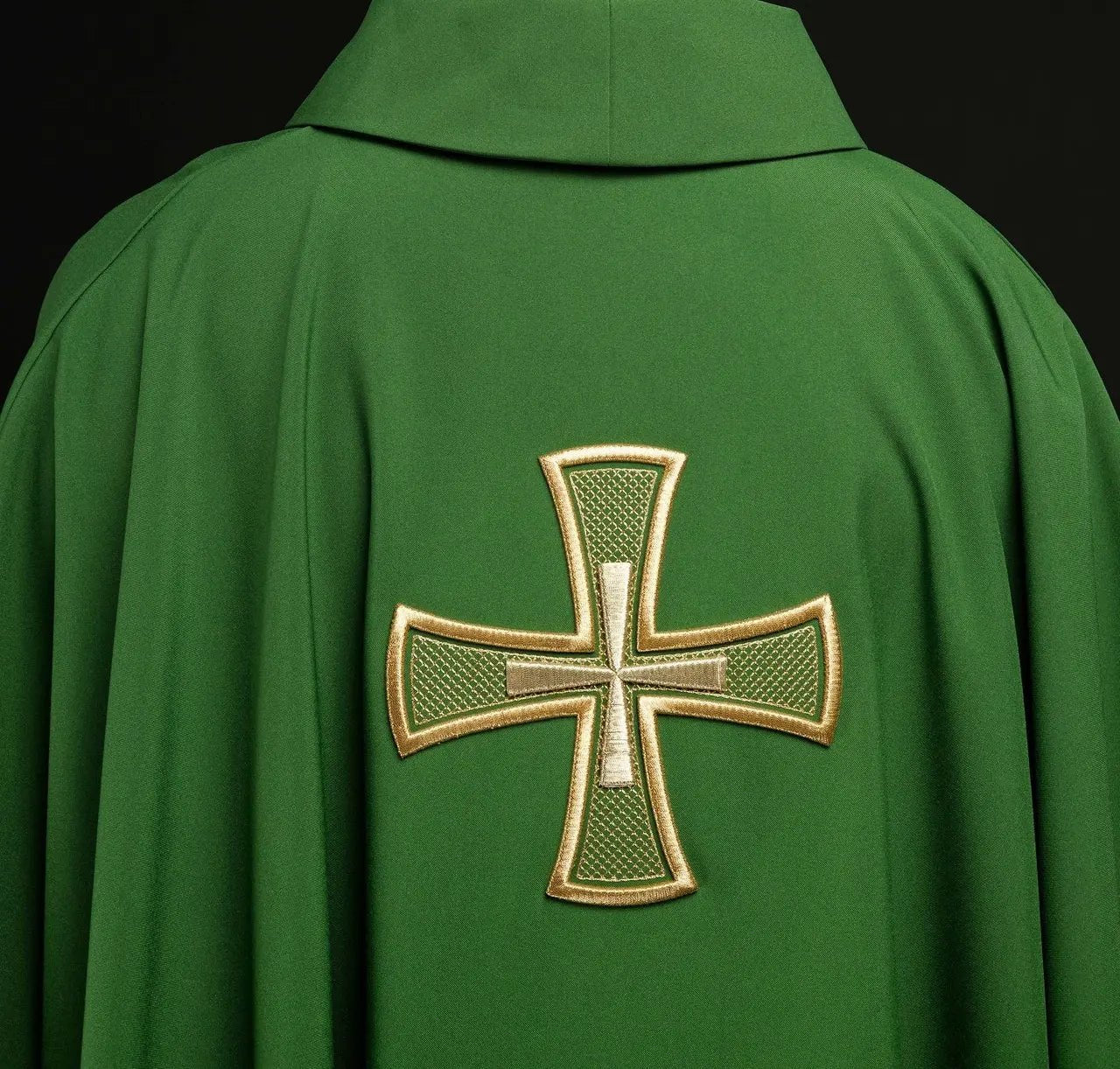 Casulla bordada verde con motivo de cruz