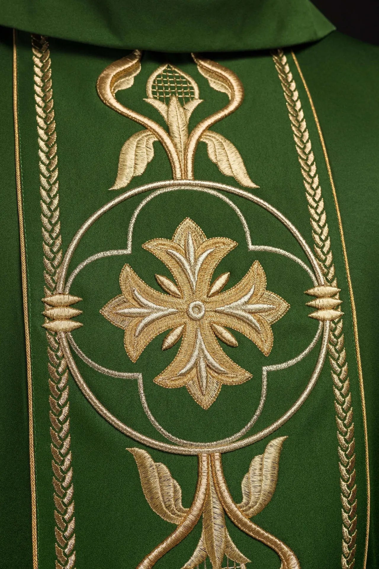 Casulla bordada verde con banda decorativa