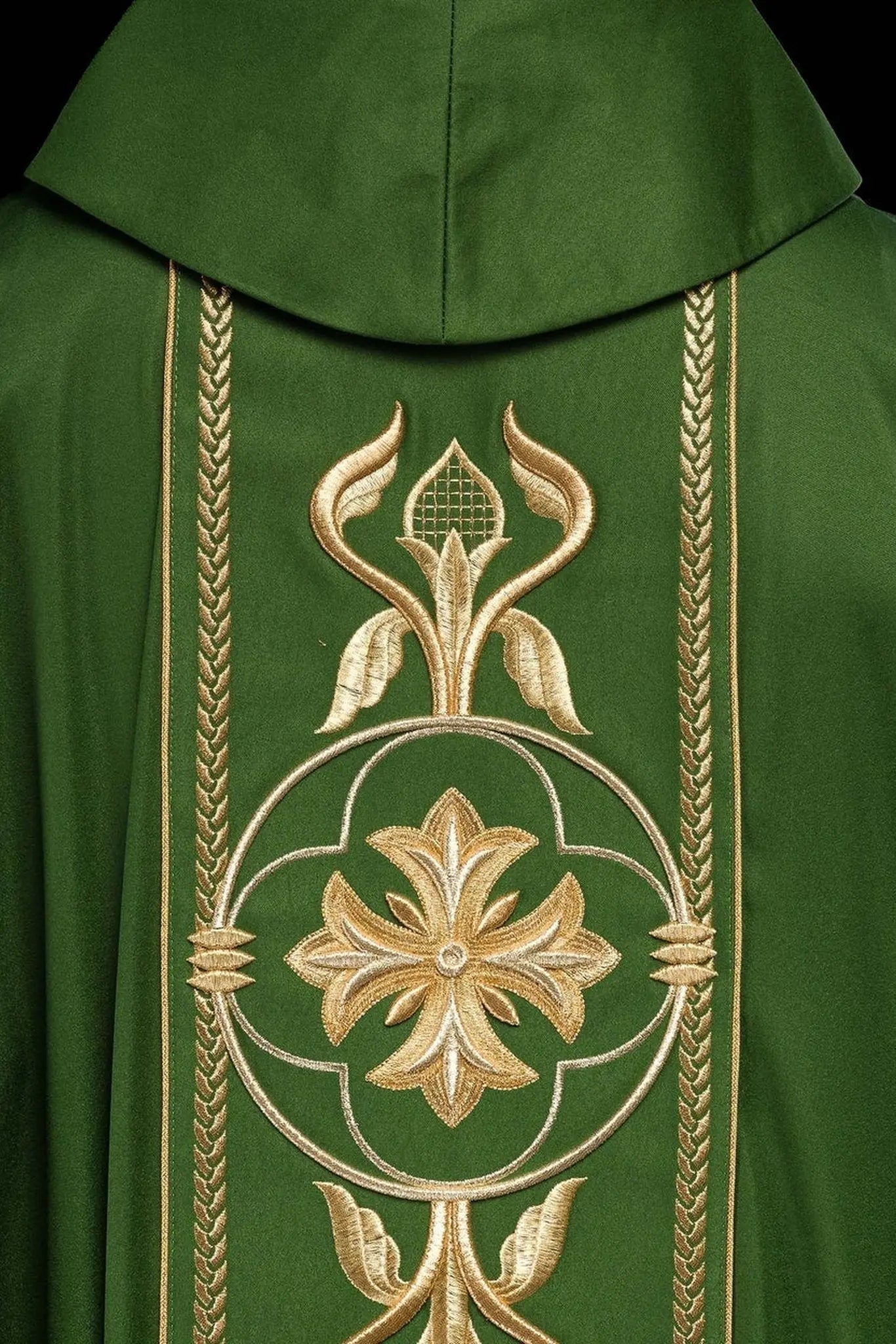 Casulla bordada verde con banda decorativa