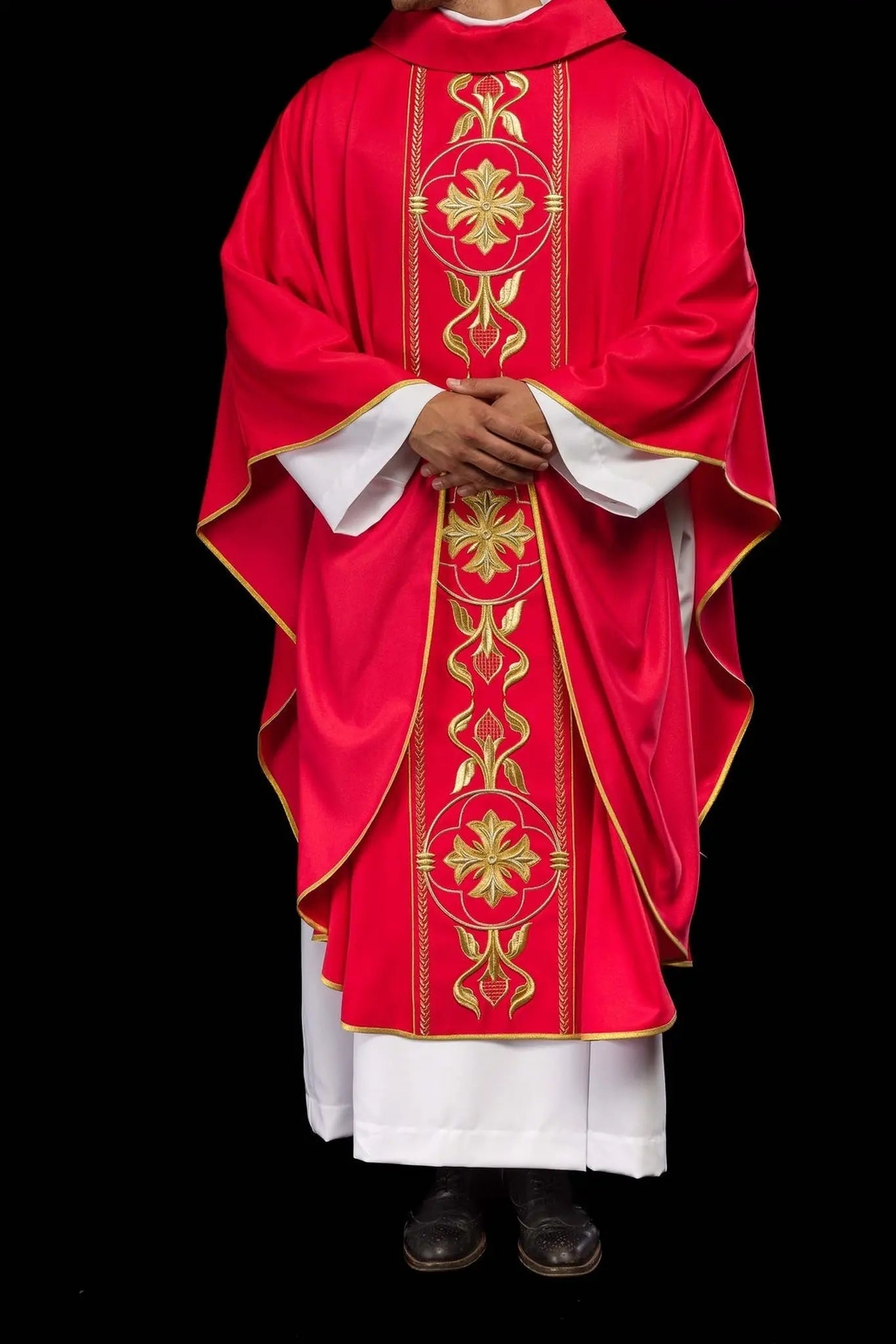 Casulla roja bordada con banda decorativa