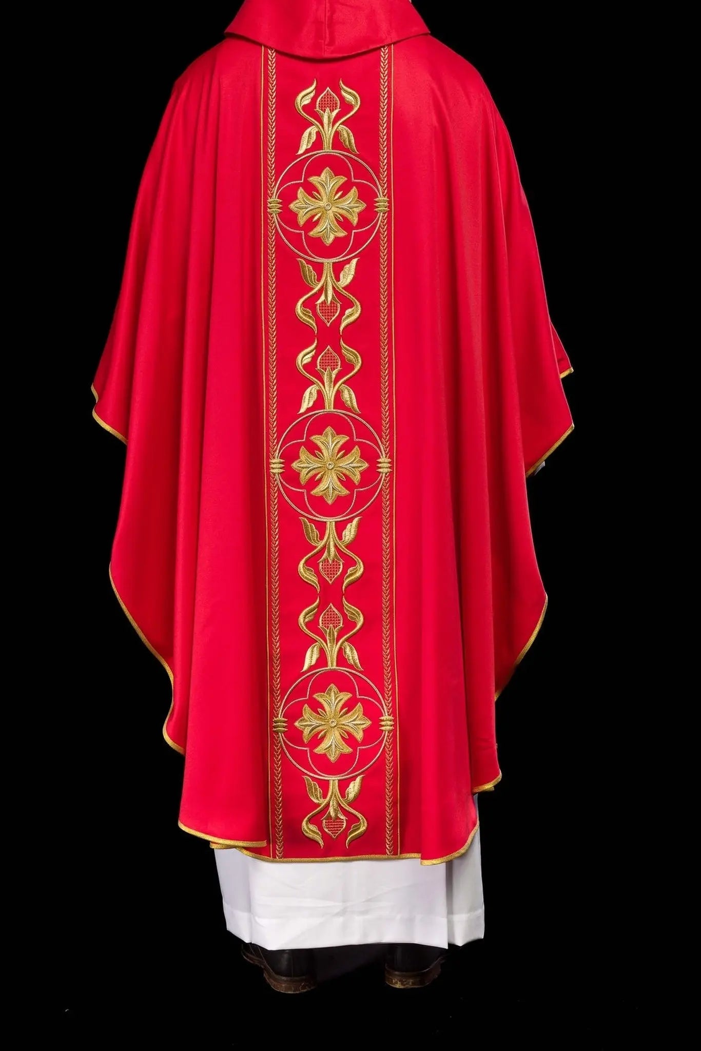 Casulla roja bordada con banda decorativa