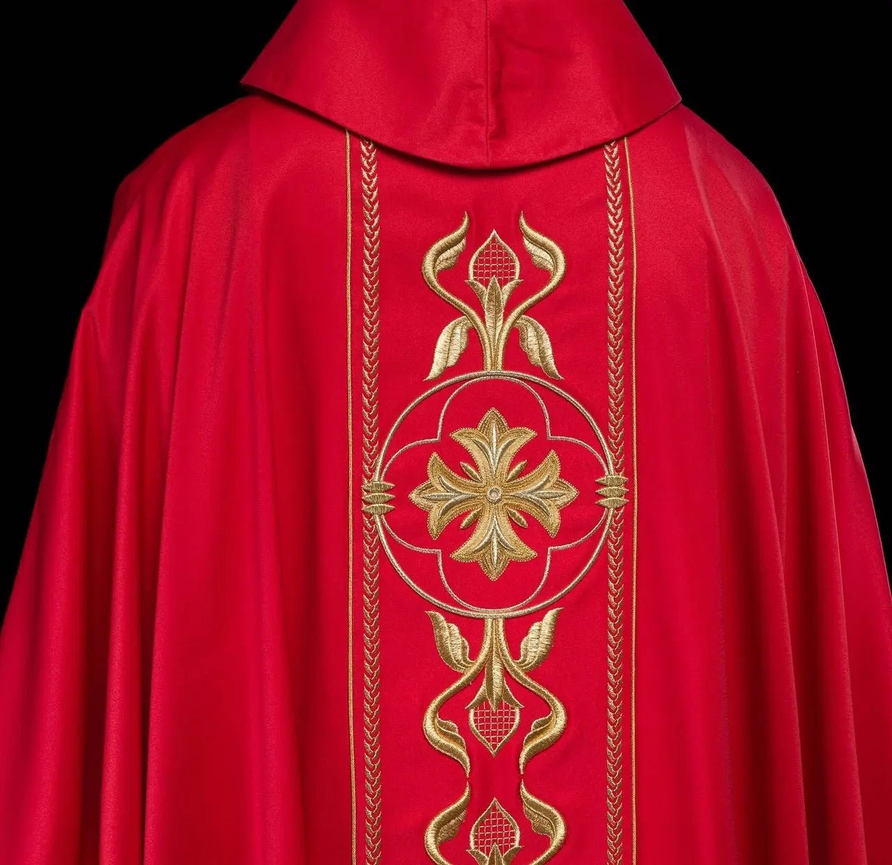 Casulla roja bordada con banda decorativa
