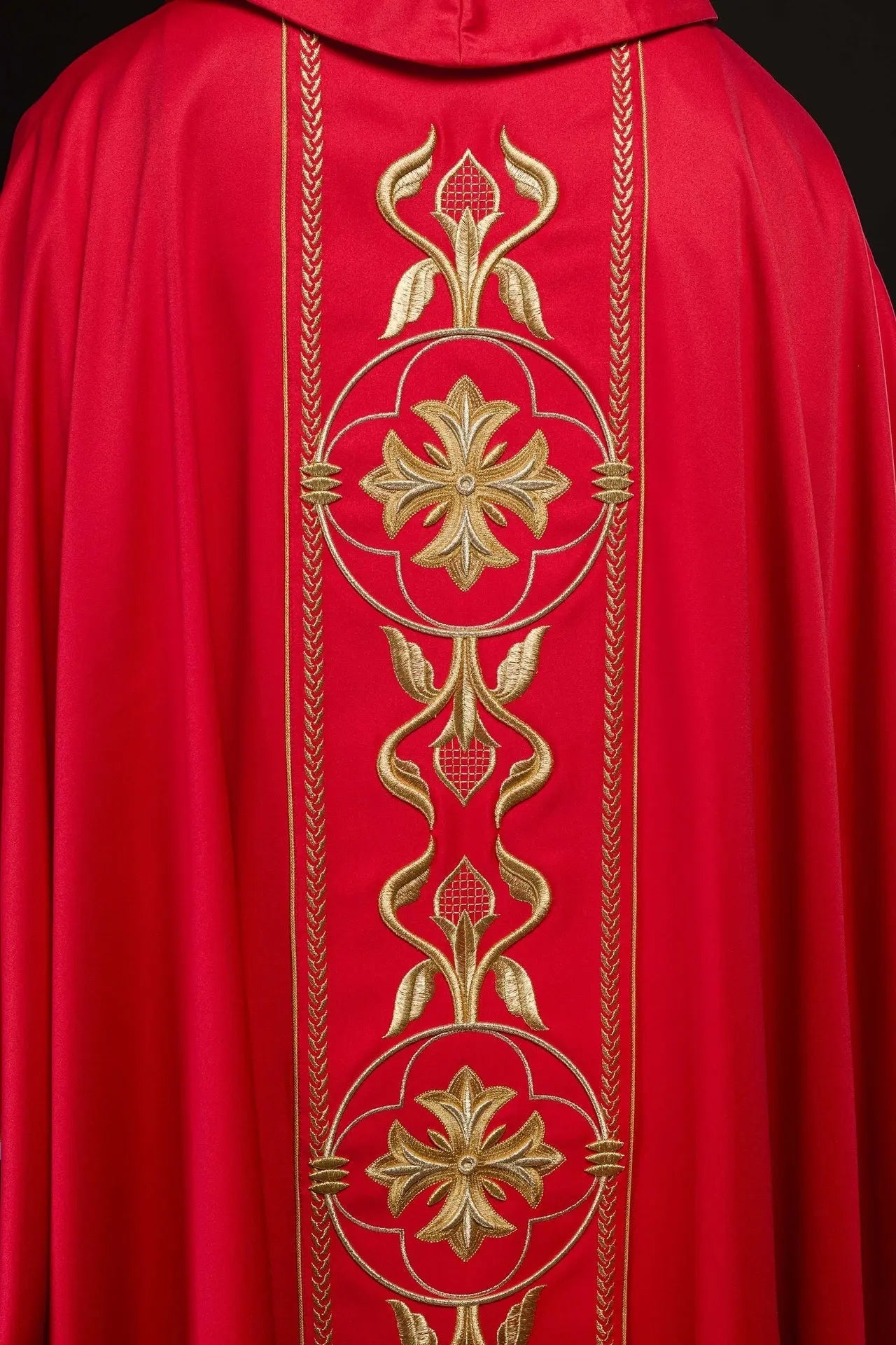 Casulla roja bordada con banda decorativa