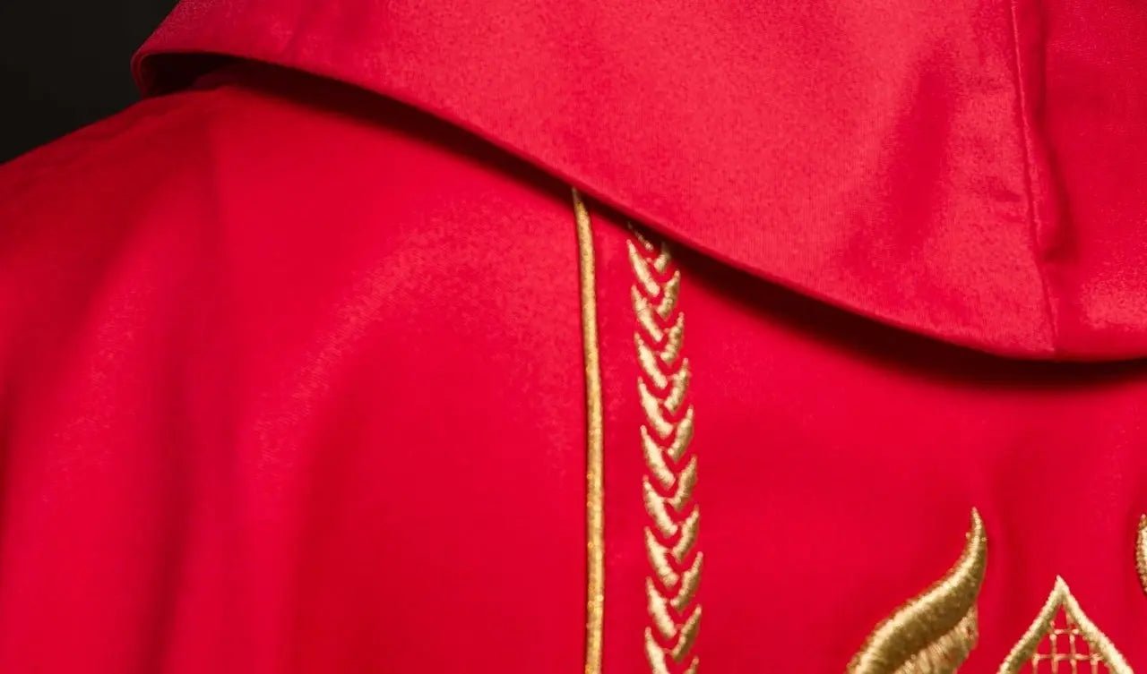 Casulla roja bordada con banda decorativa