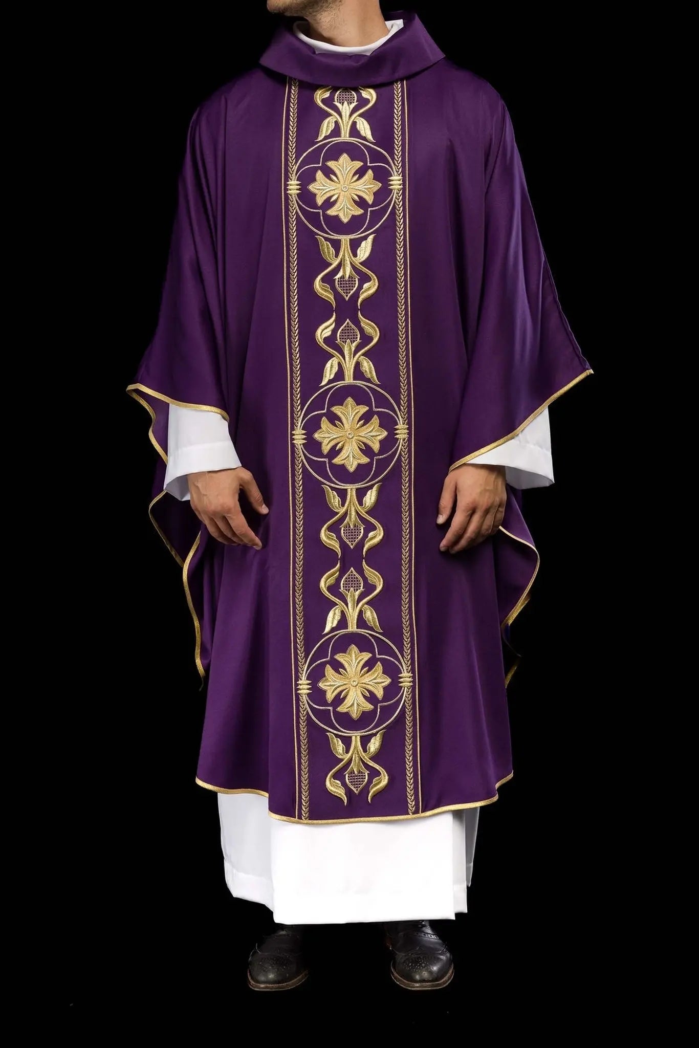 Casulla púrpura bordada con banda decorativa