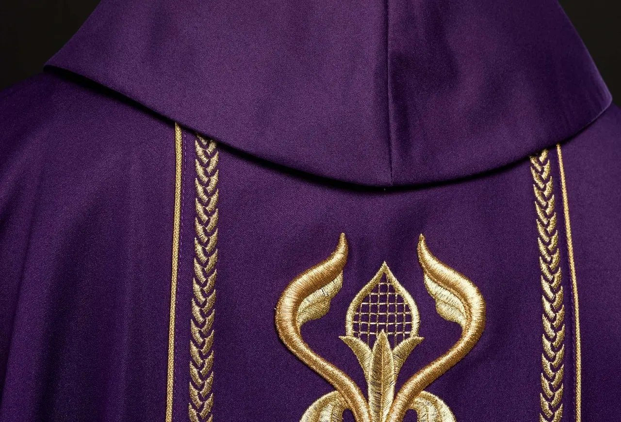 Casulla púrpura bordada con banda decorativa