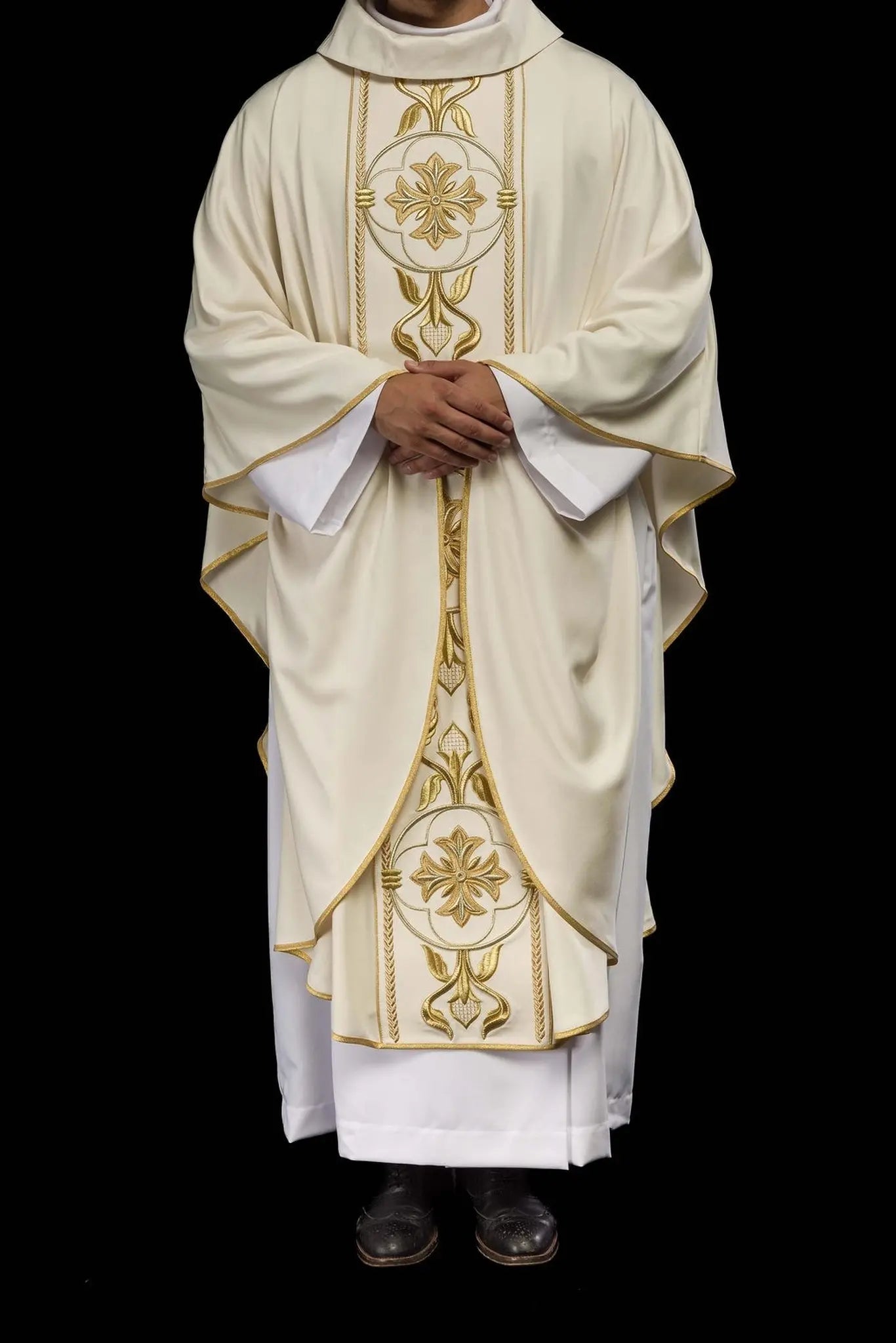 Casulla ecru con cruz bordada
