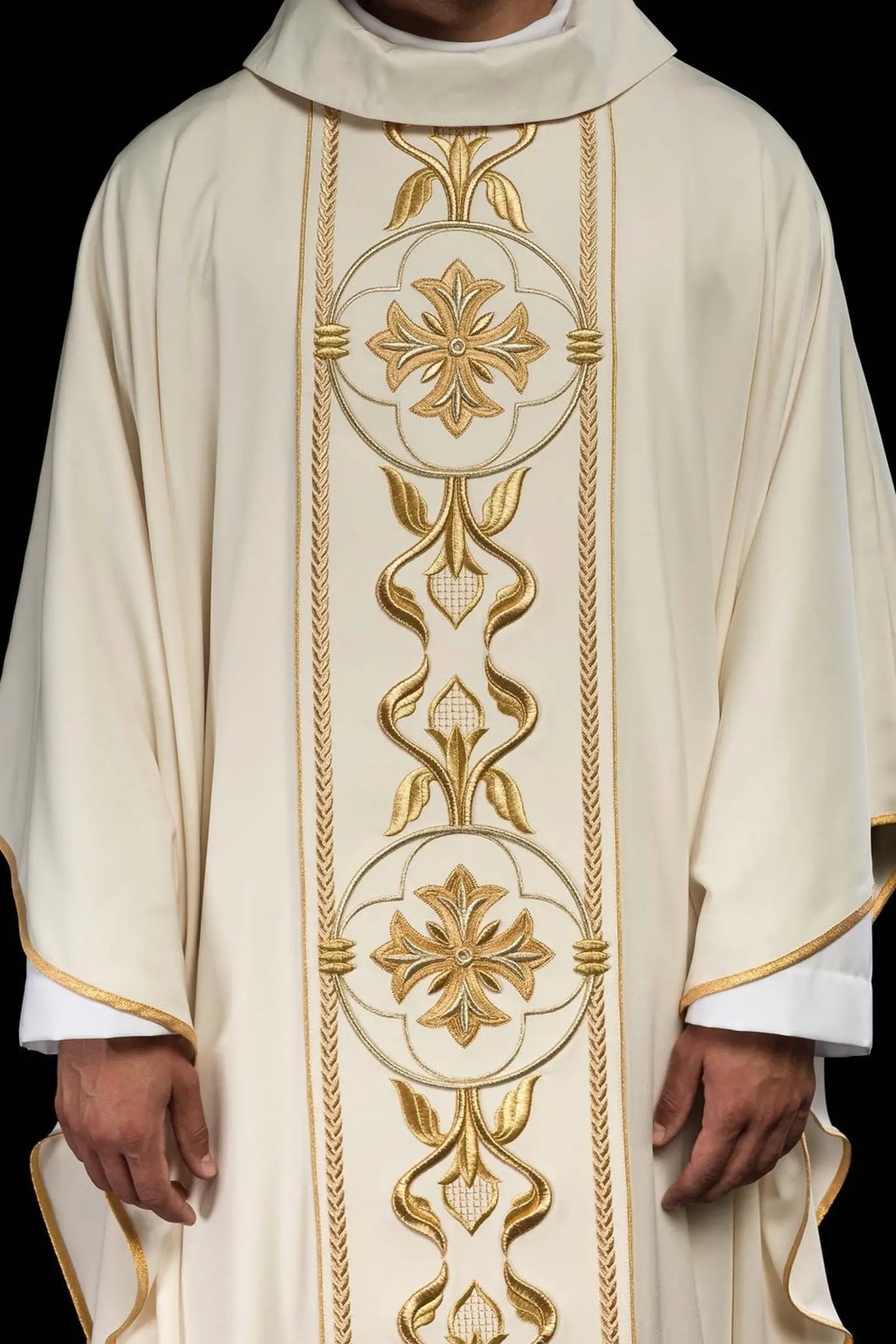 Casulla ecru con cruz bordada