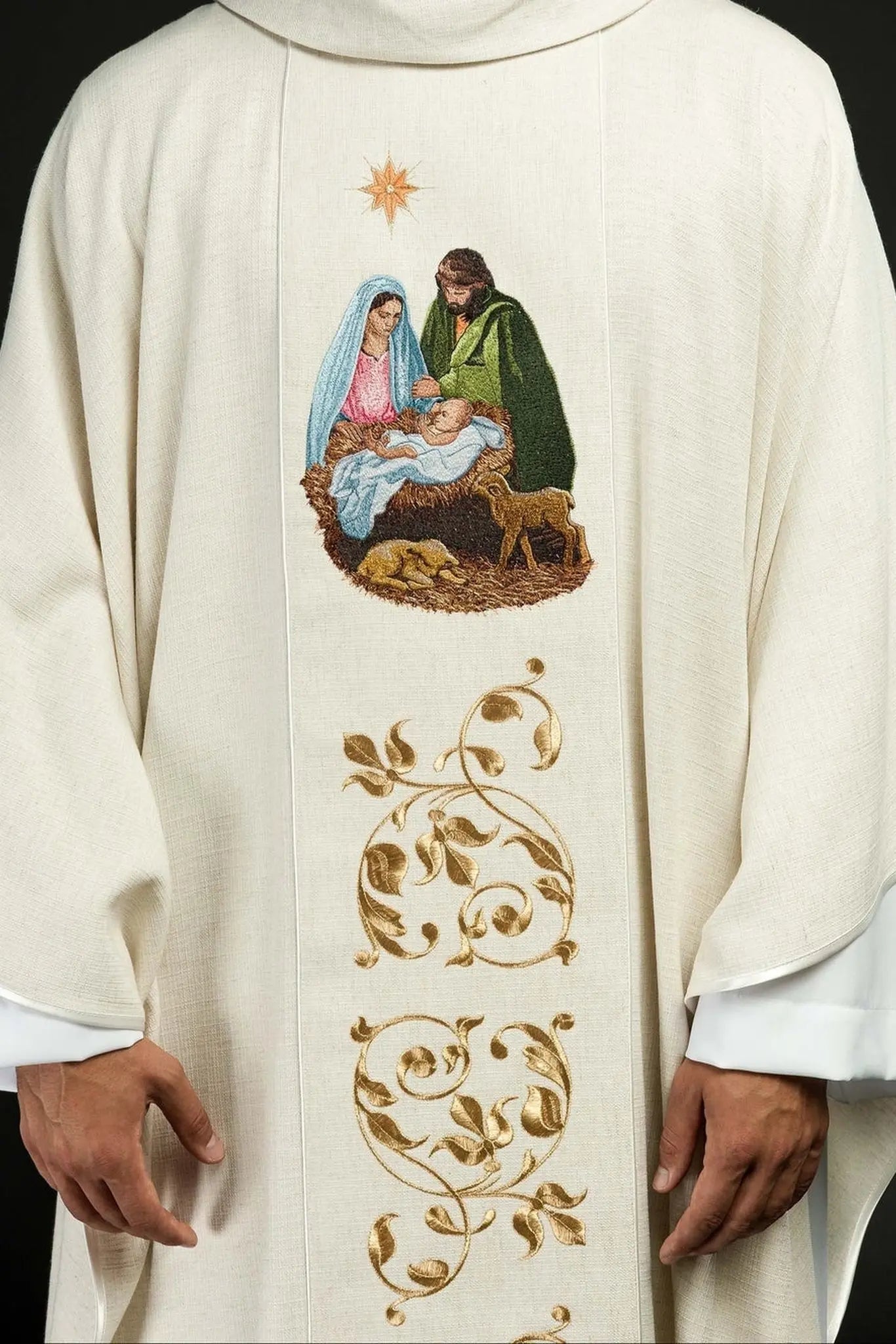 Casulla bordada con la imagen de la Sagrada Familia tejido natural