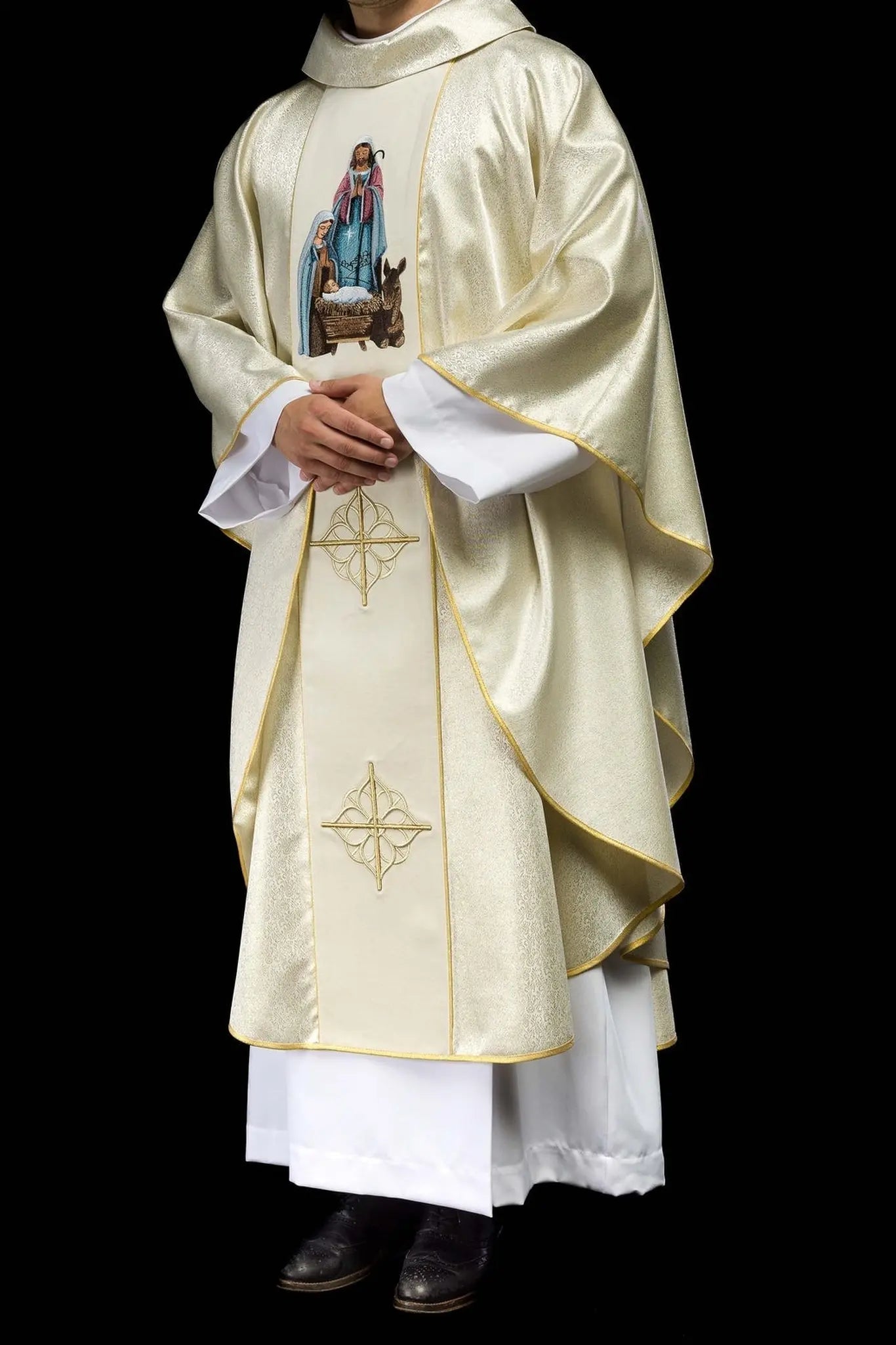 Embroidered chasuble with the image of the Holy Family on gold fabric