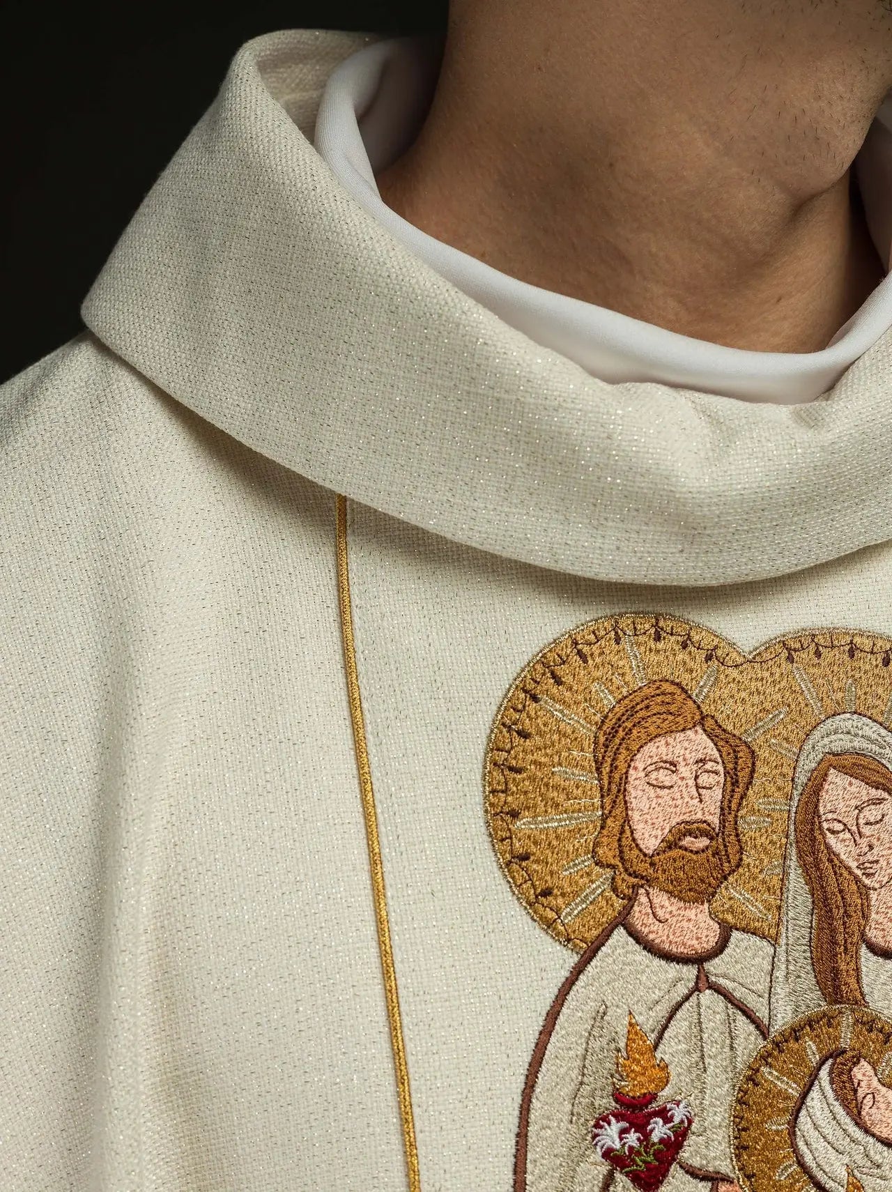Casulla bordada para Navidad con la imagen de la Sagrada Familia
