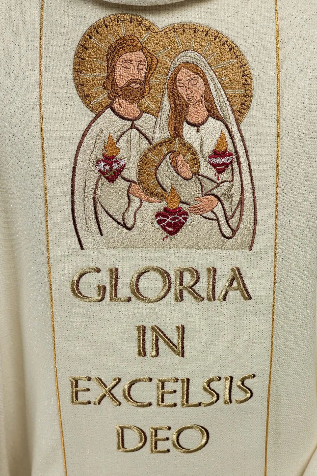 Casulla bordada para Navidad con la imagen de la Sagrada Familia