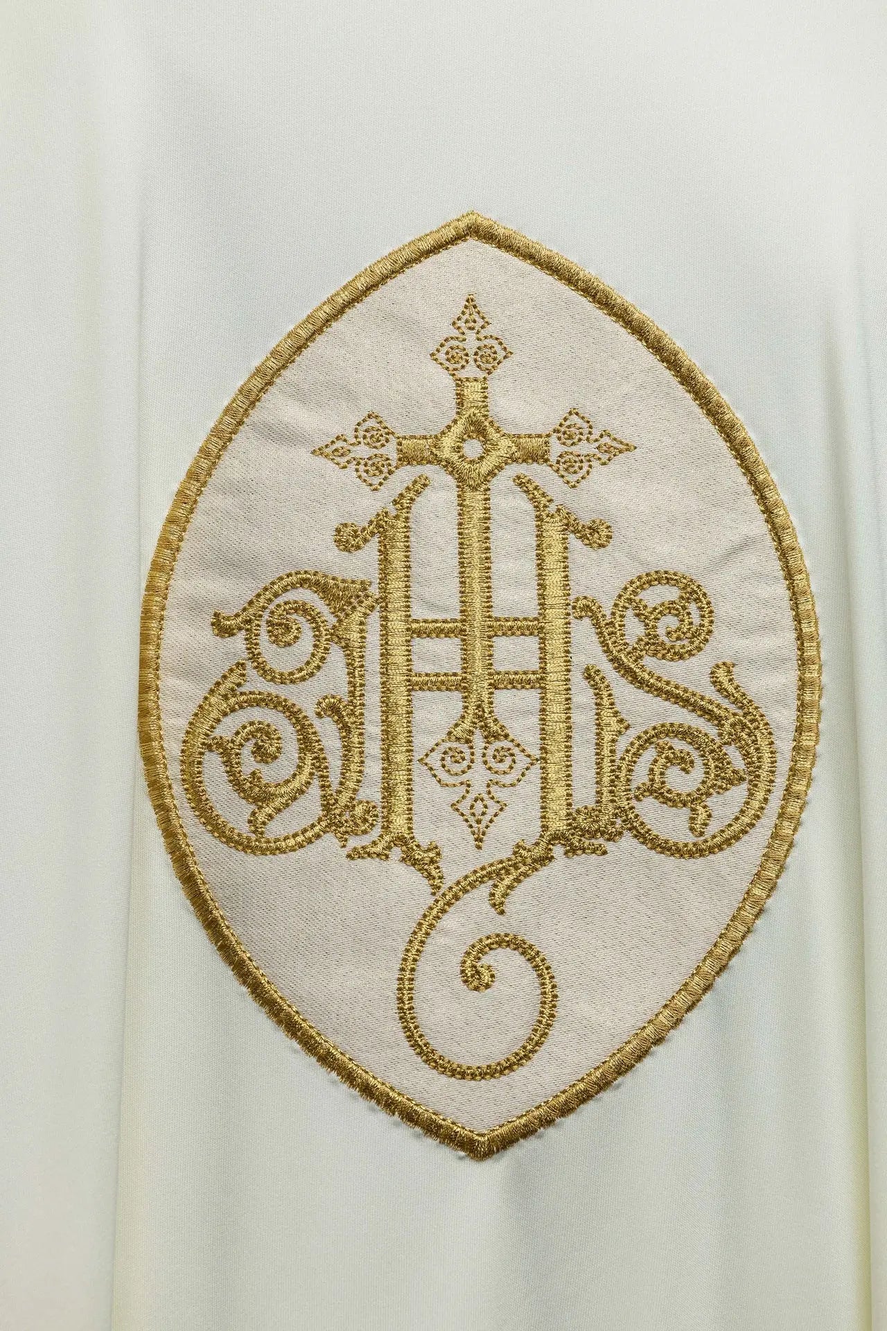 Casulla bordada con IHS tejido ligero SACROLITE de punto
