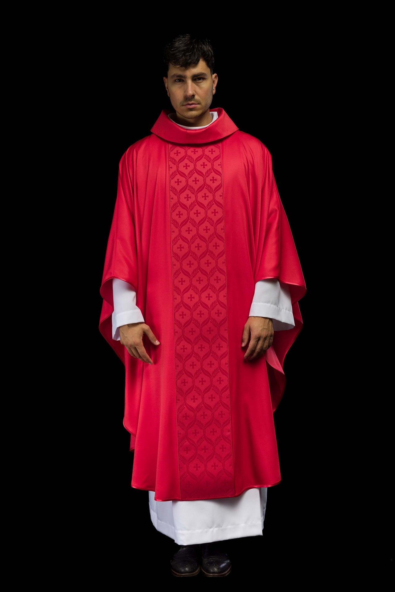 Ornat czerwony z żakardowym pasem w krzyże - ORNATY.PL