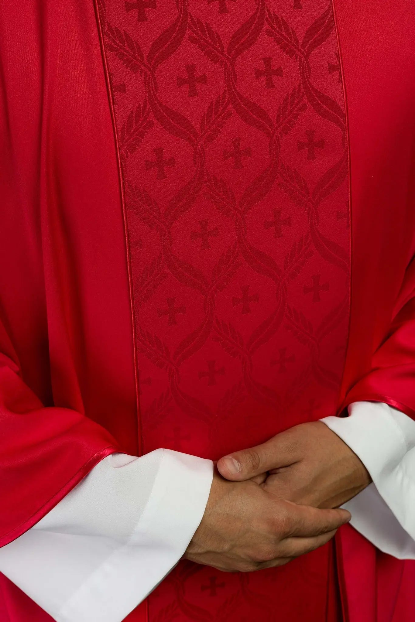 Casulla roja con banda jacquard con patrón de cruz