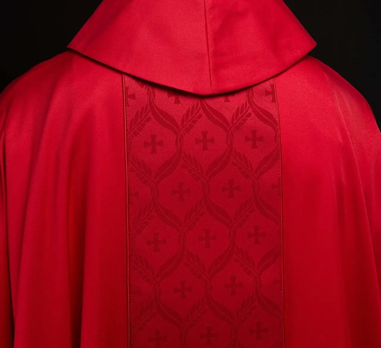 Casulla roja con banda jacquard con patrón de cruz