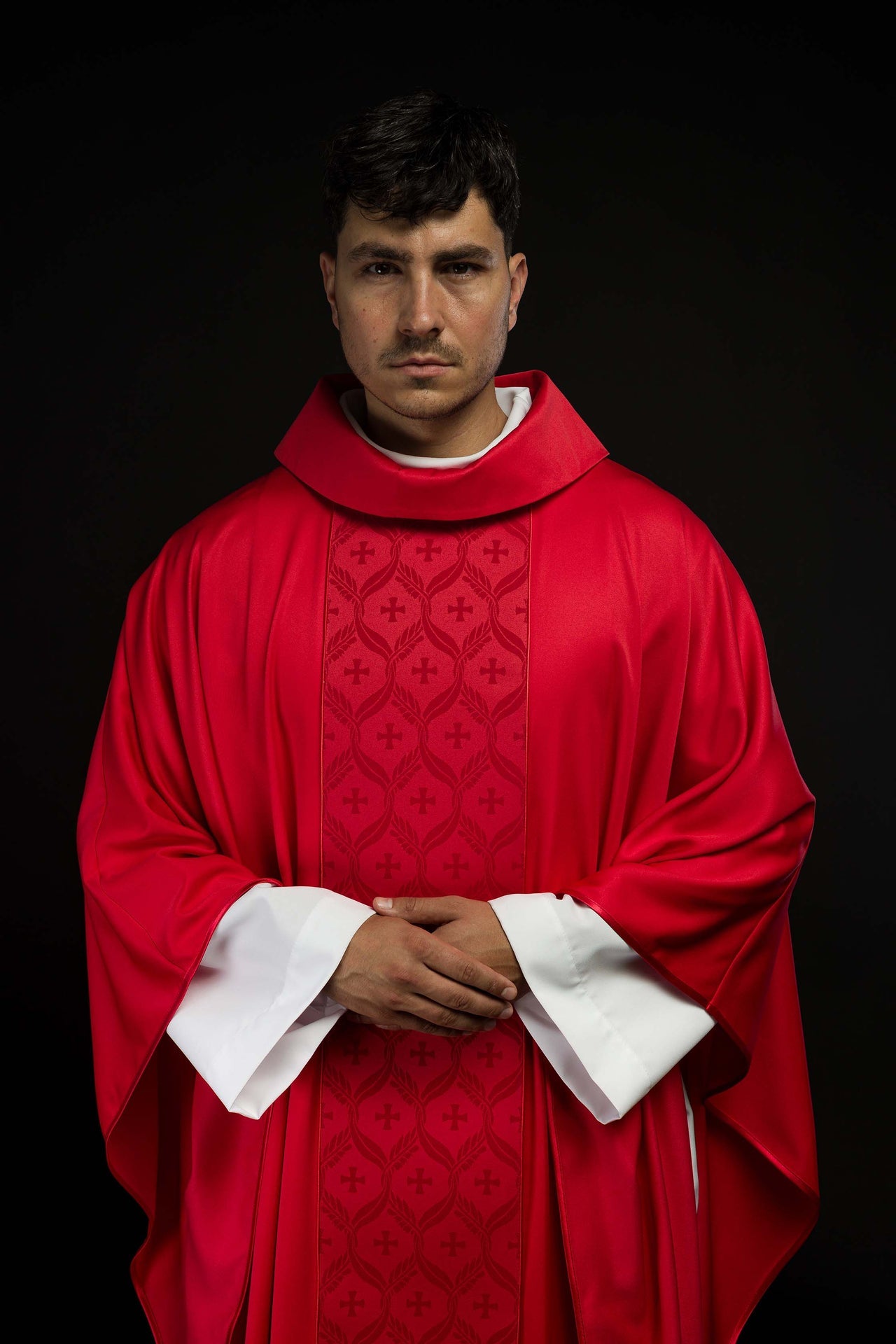 Ornat czerwony z żakardowym pasem w krzyże - ORNATY.PL