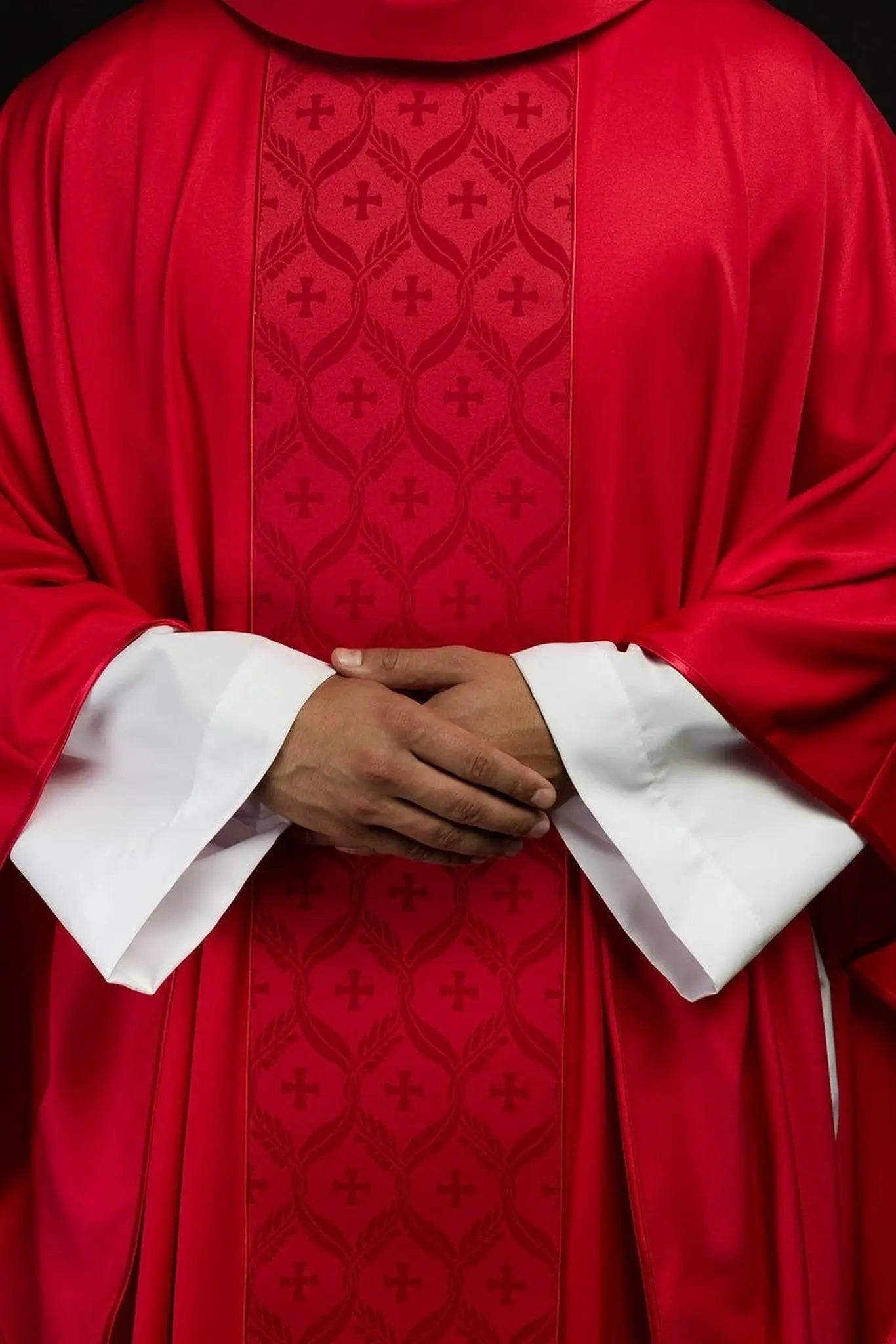 Casulla roja con banda jacquard con patrón de cruz