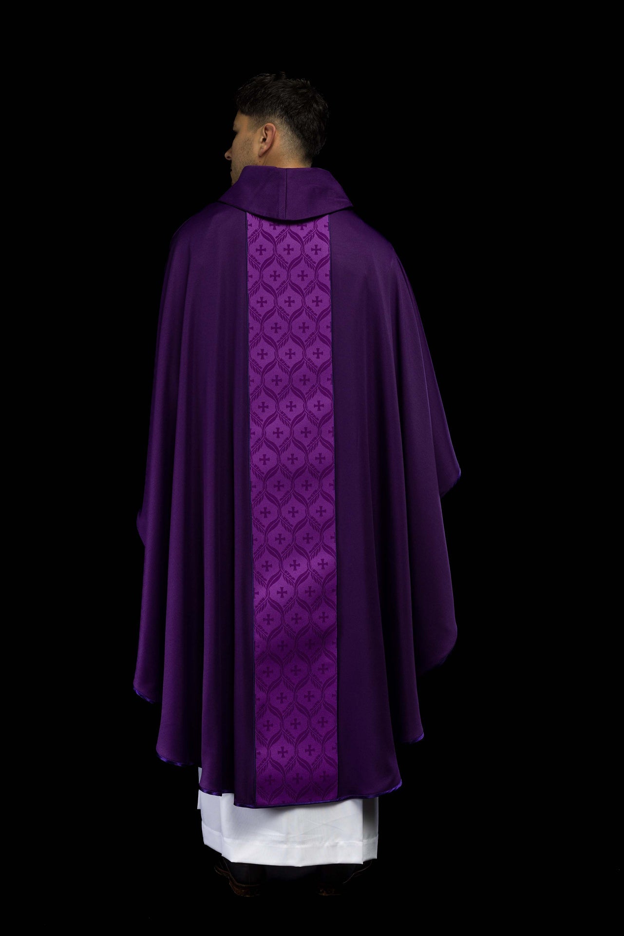 Ornat fioletowy z żakardowym pasem w krzyże - ORNATY.PL