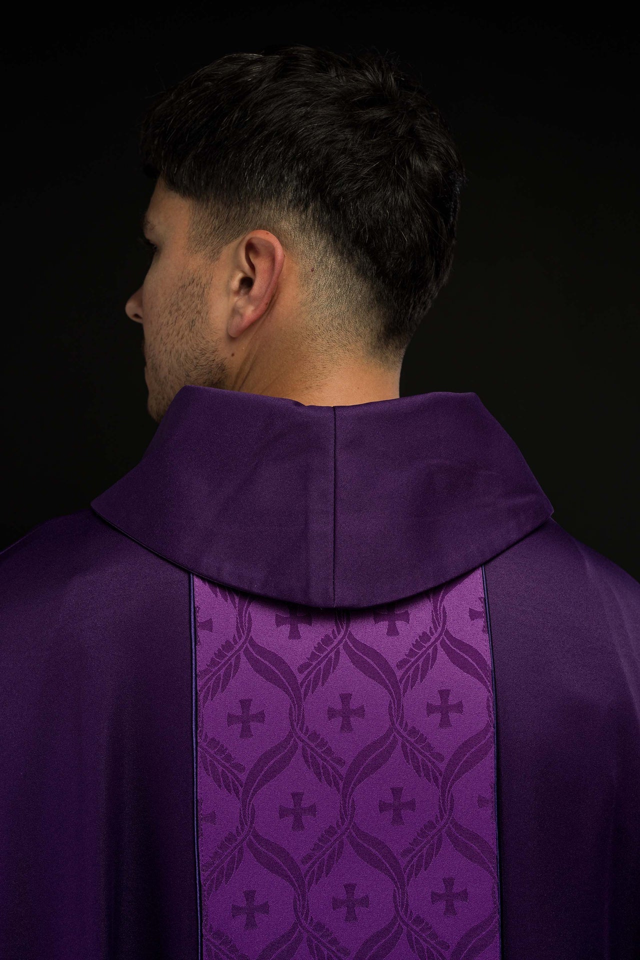 Ornat fioletowy z żakardowym pasem w krzyże - ORNATY.PL