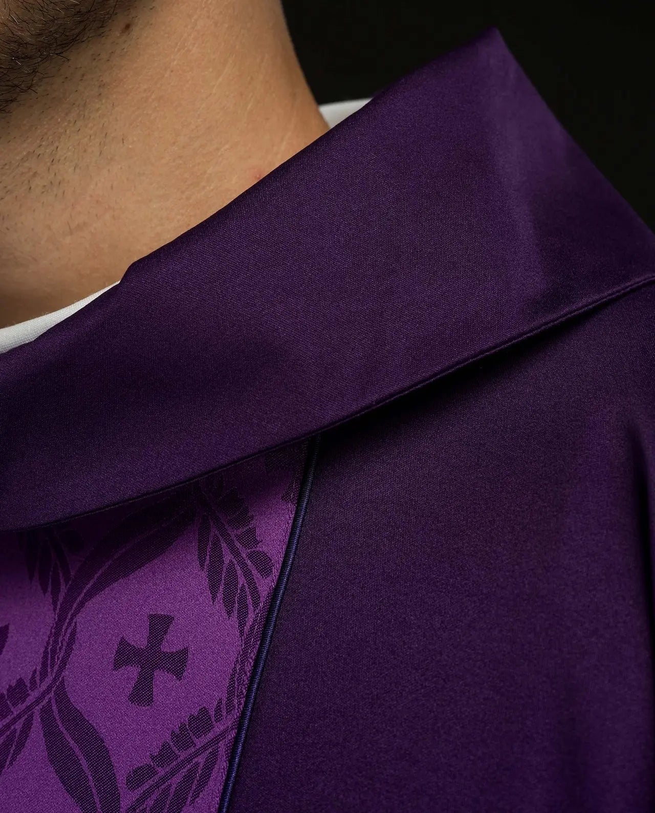 Casulla púrpura con banda jacquard con patrón de cruz