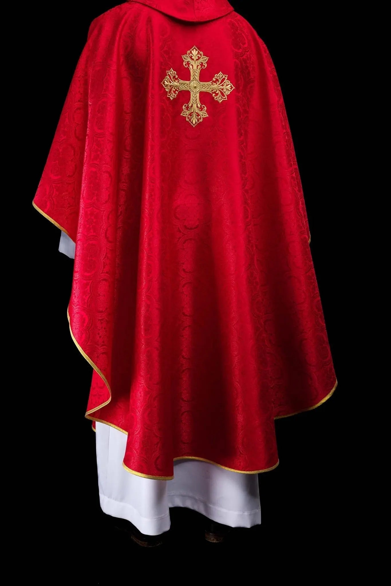 Casulla roja de tejido jacquard con cruz