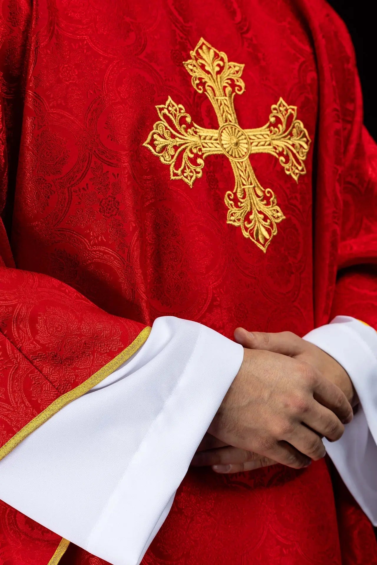 Red chasuble with cross jacquard fabric