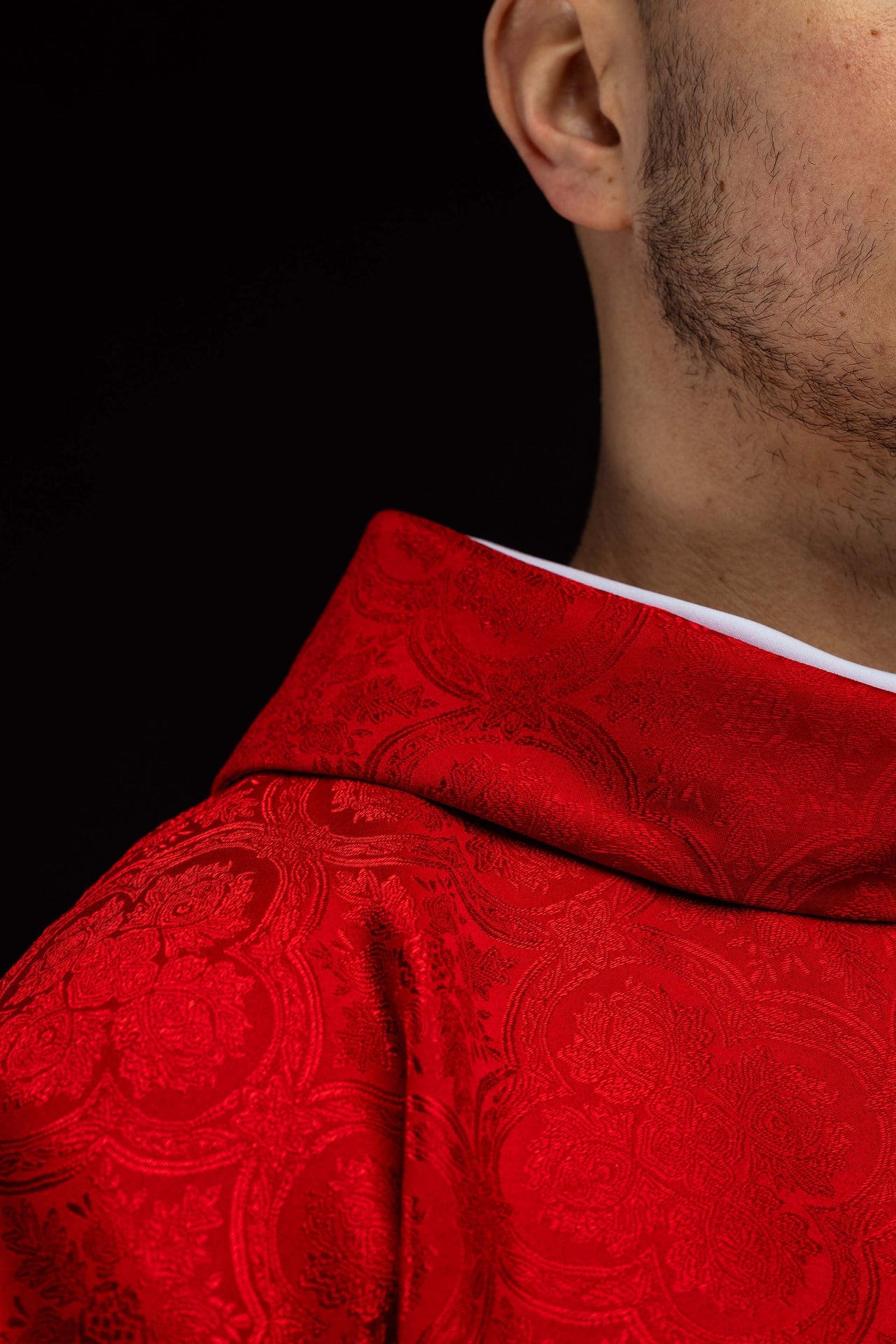 Czerwony ornat z krzyżem tkanina żakardowa - ORNATY.PL