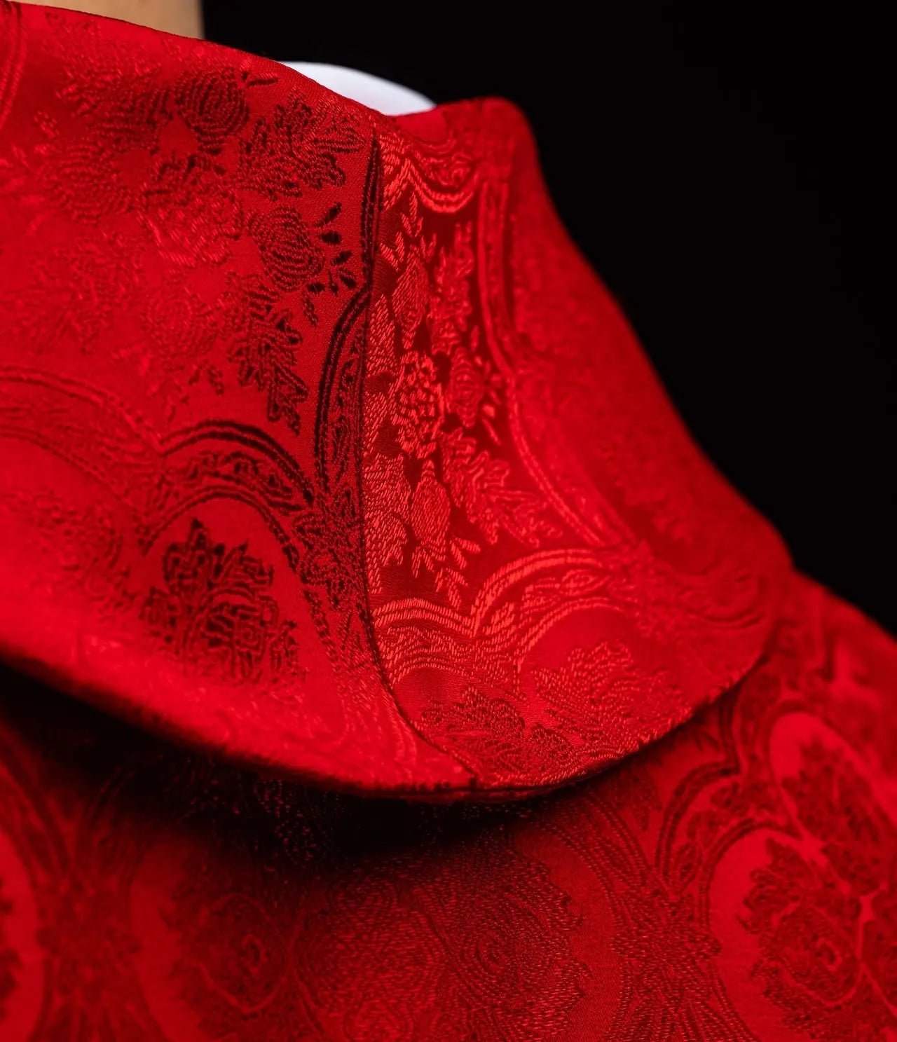 Casulla roja de tejido jacquard con cruz