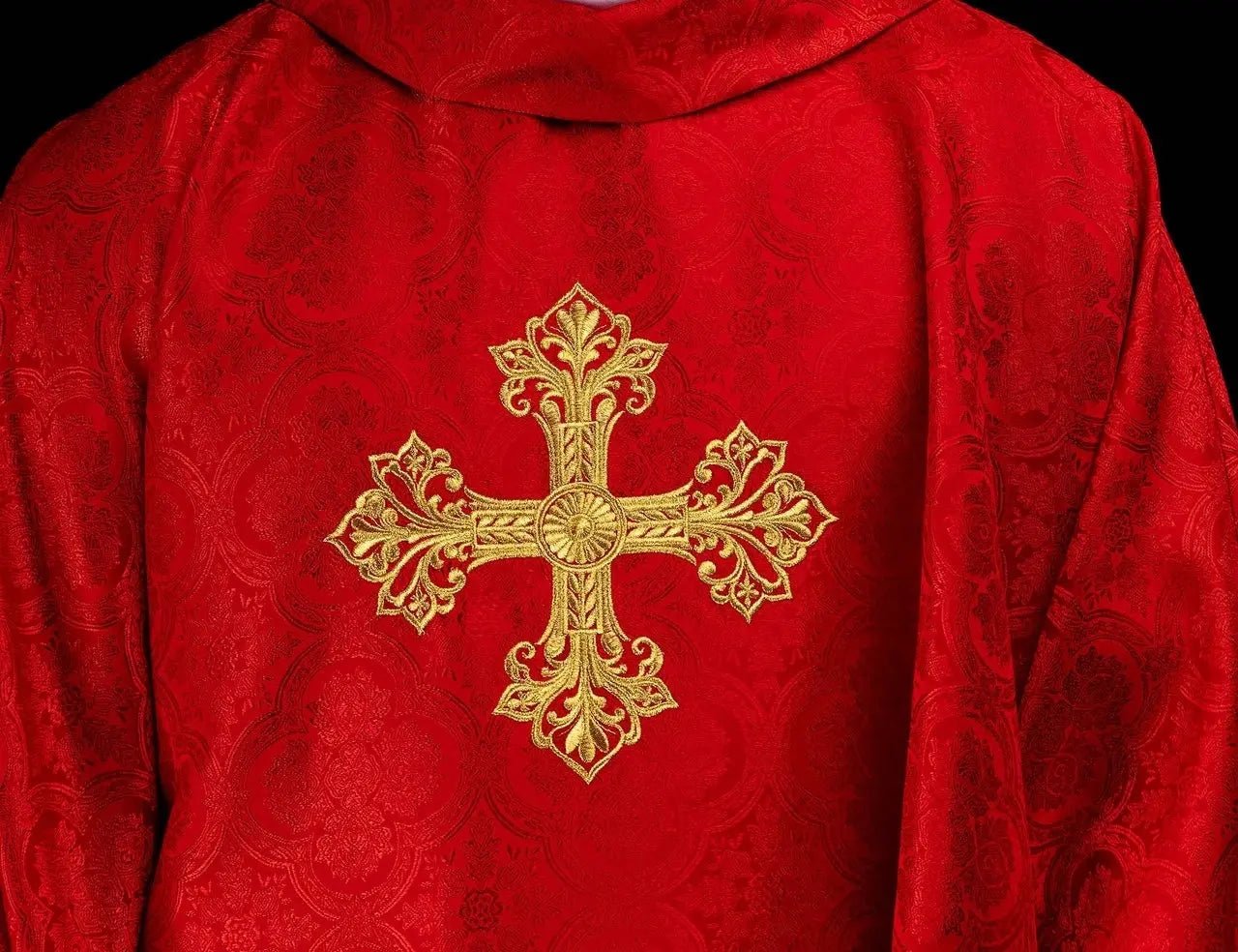Casulla roja de tejido jacquard con cruz
