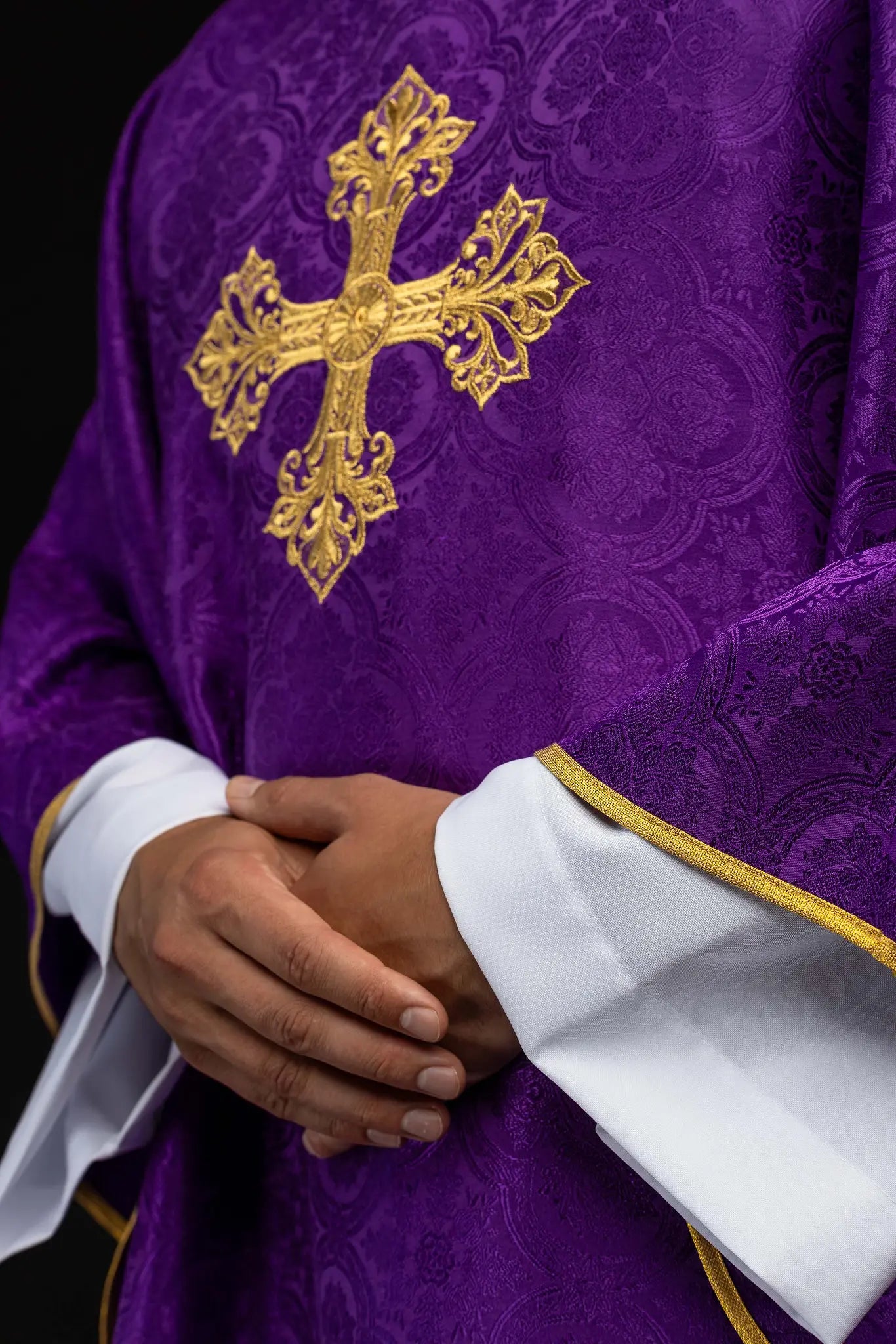 Purple chasuble with a gold embroidered cross on jacquard fabric, featuring a stand-up collar and gold trim.