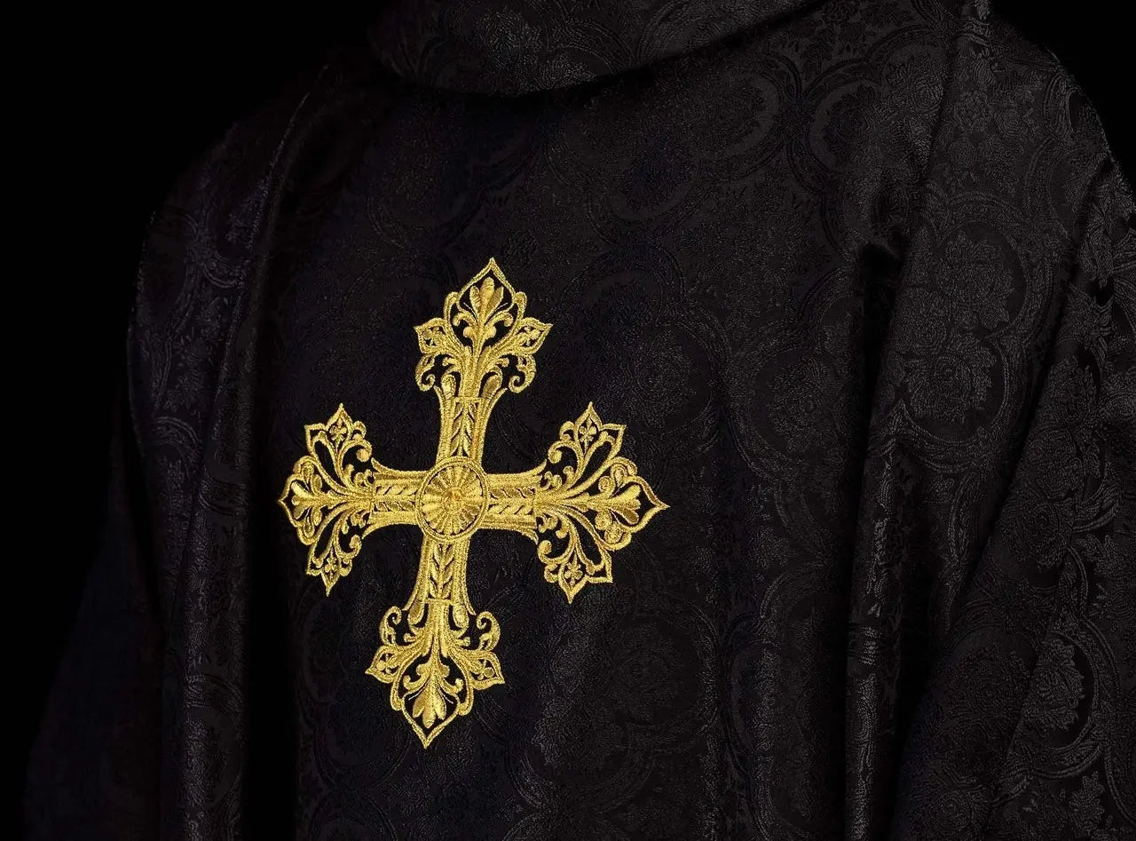 Casulla negra con tejido jacquard de cruz