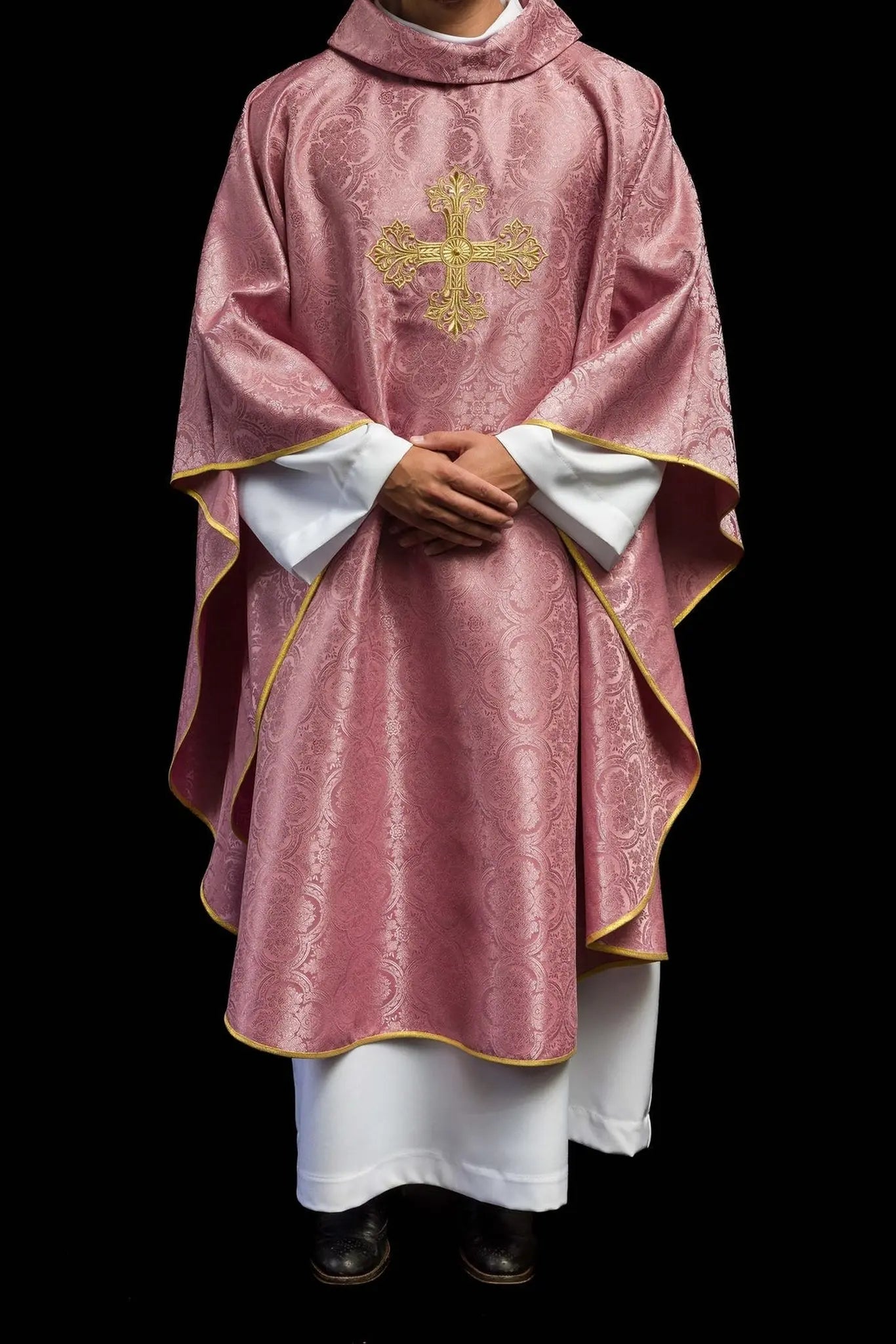 Casulla rosa con cruz hecha de tela estampada