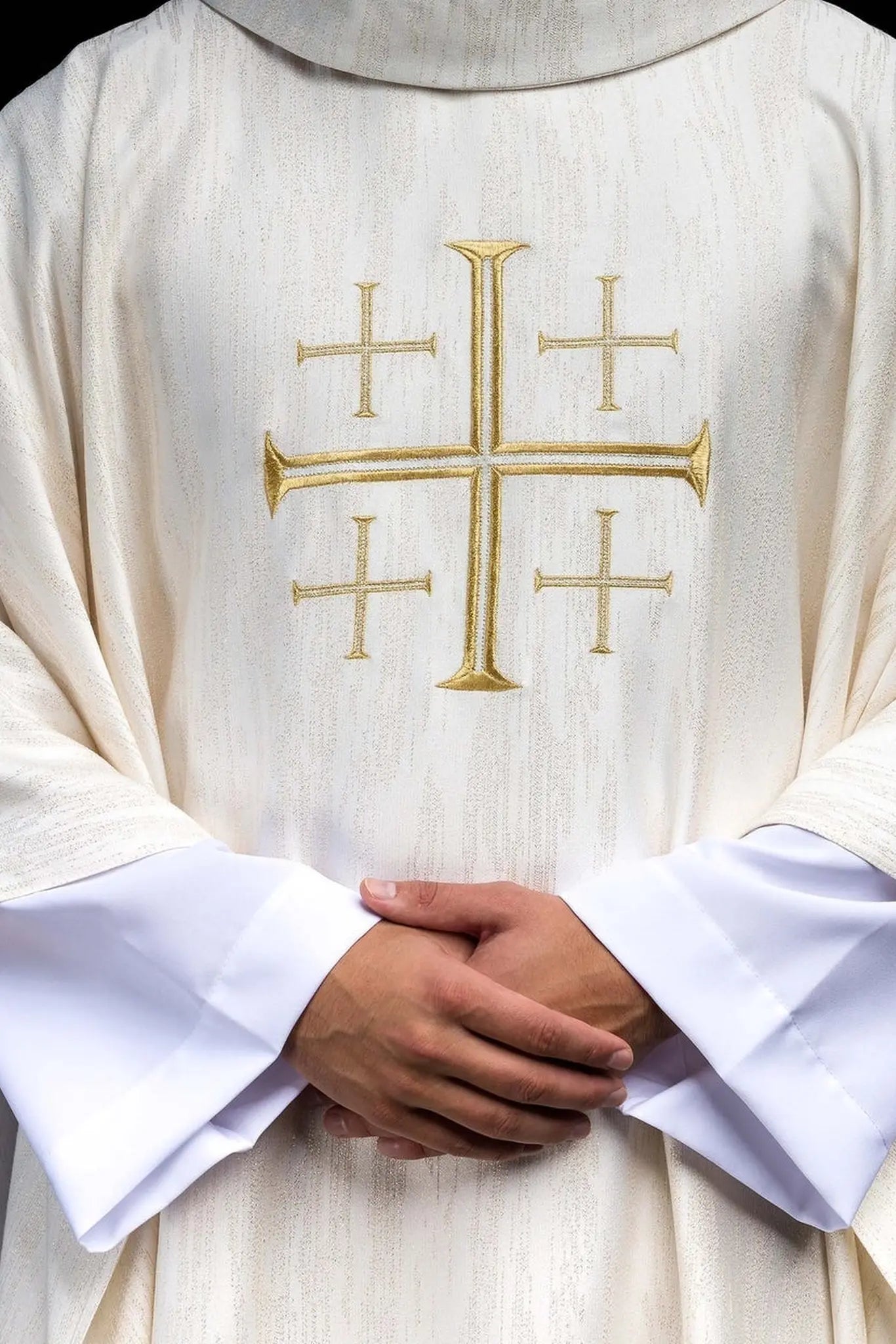 Casulla bordada con cruz de Jerusalén ecru
