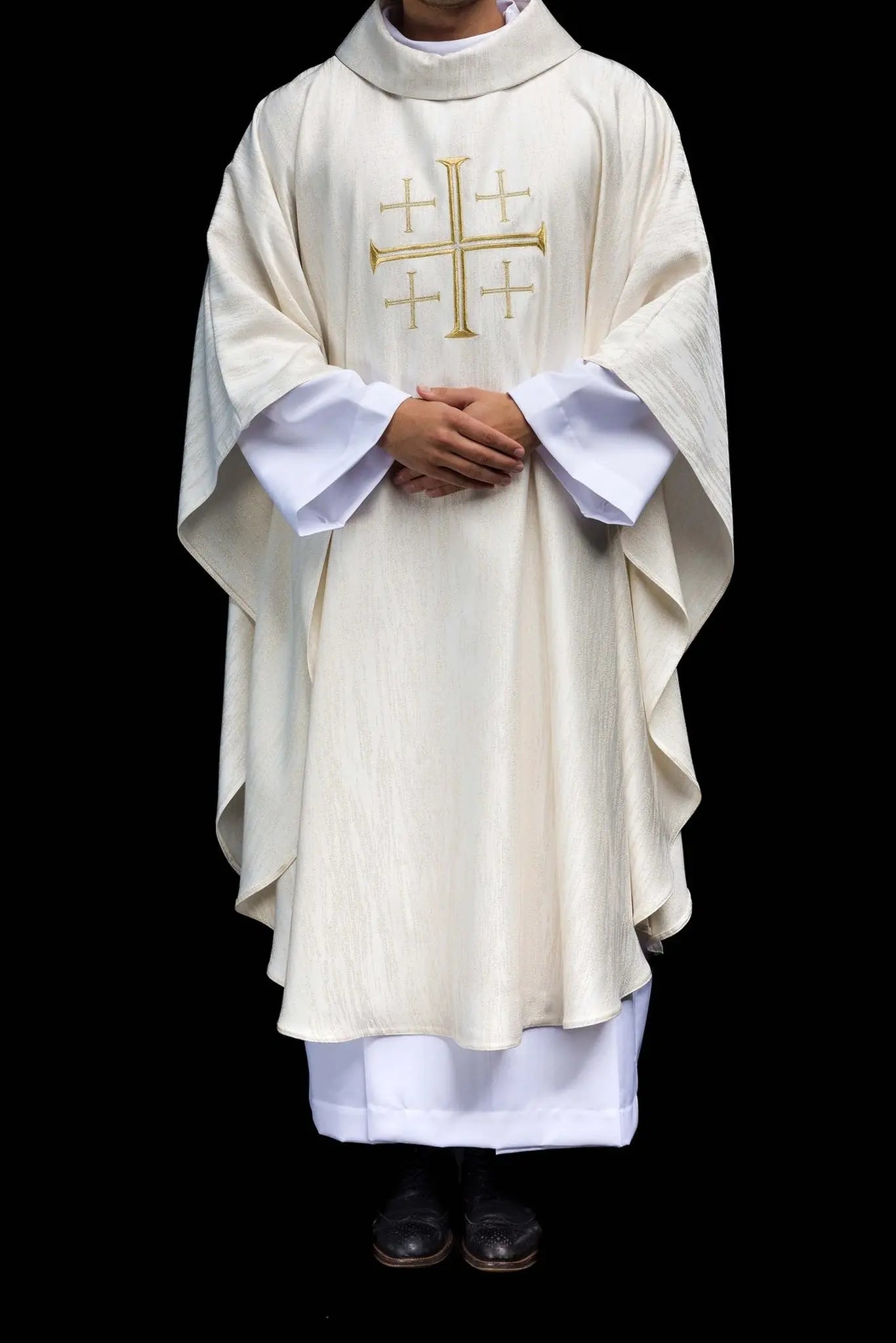 Casulla bordada con cruz de Jerusalén ecru
