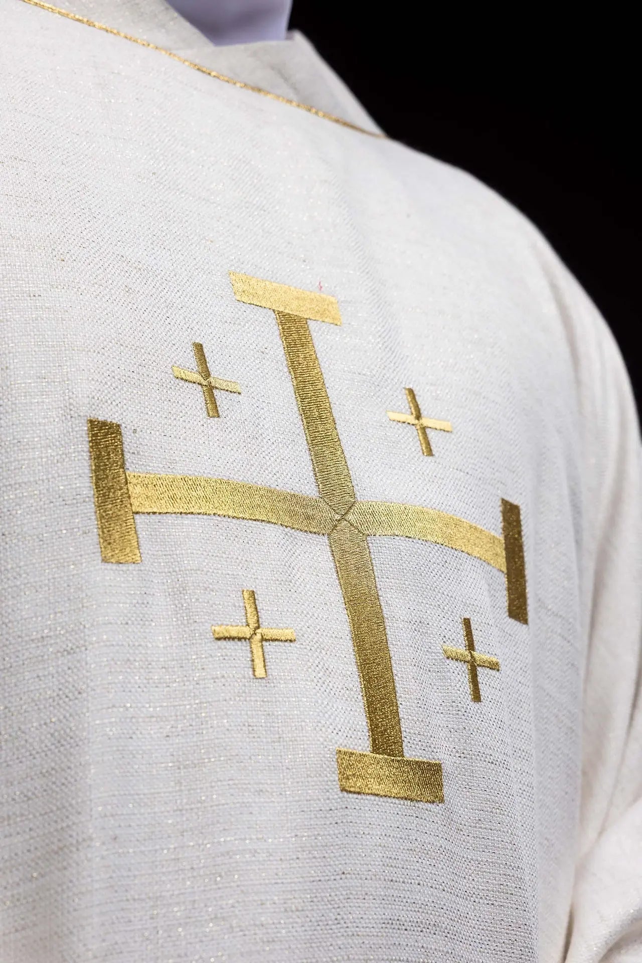 Casulla bordada con la Cruz de Jerusalén color crudo