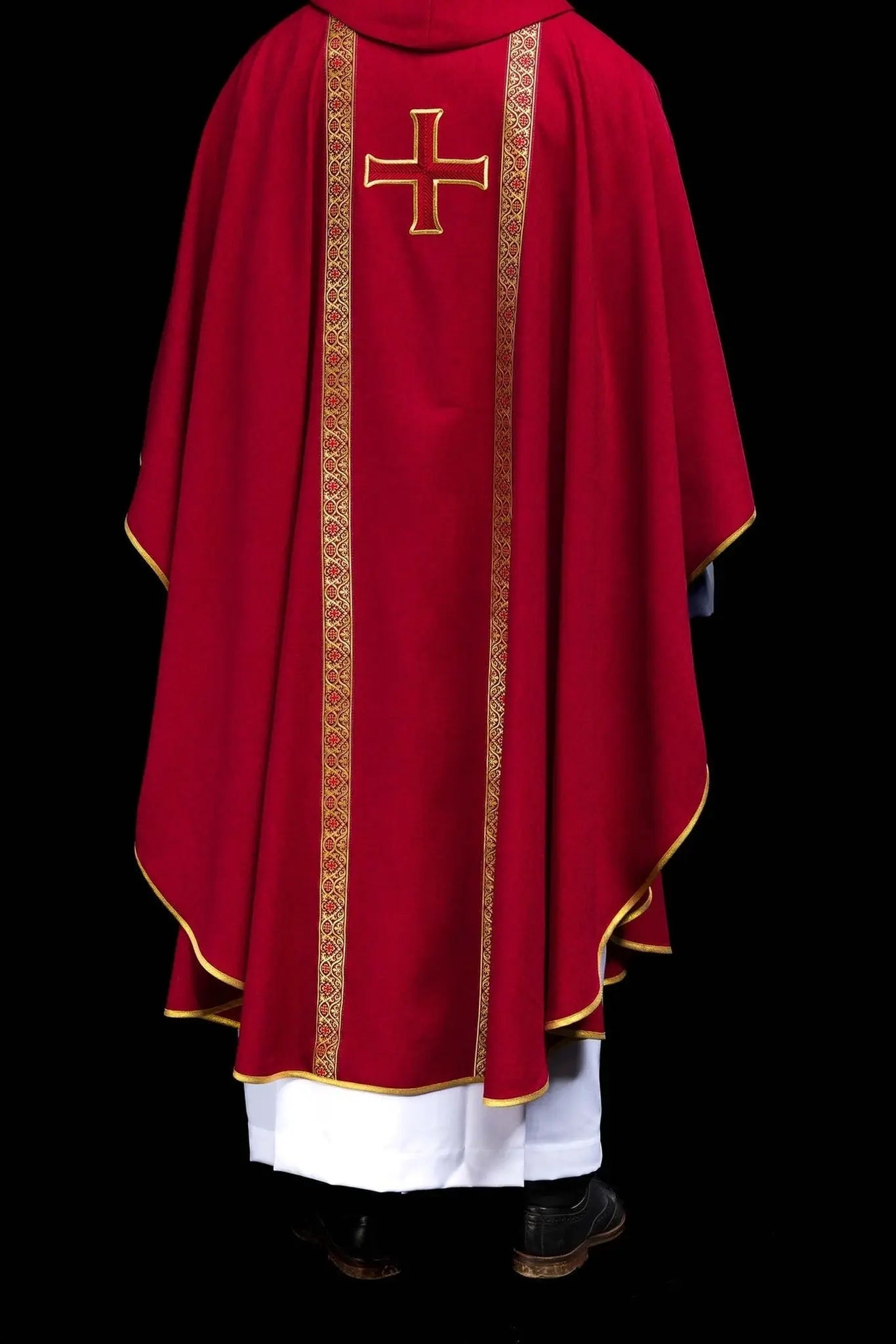 Casulla litúrgica roja con cruz bordada y bandas de jacquard