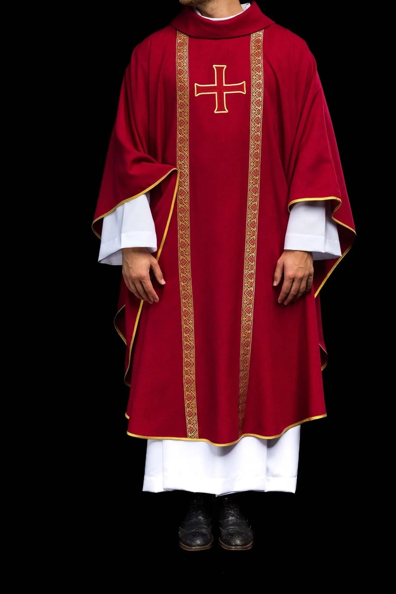 Casulla litúrgica roja con cruz bordada y bandas de jacquard