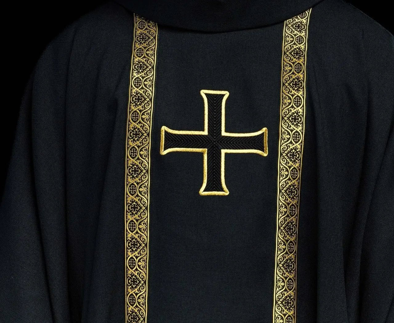 Casulla litúrgica negra con cruz bordada y bandas de jacquard