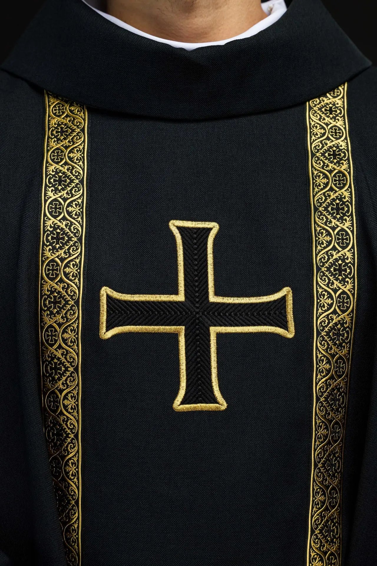 Casulla litúrgica negra con cruz bordada y bandas de jacquard