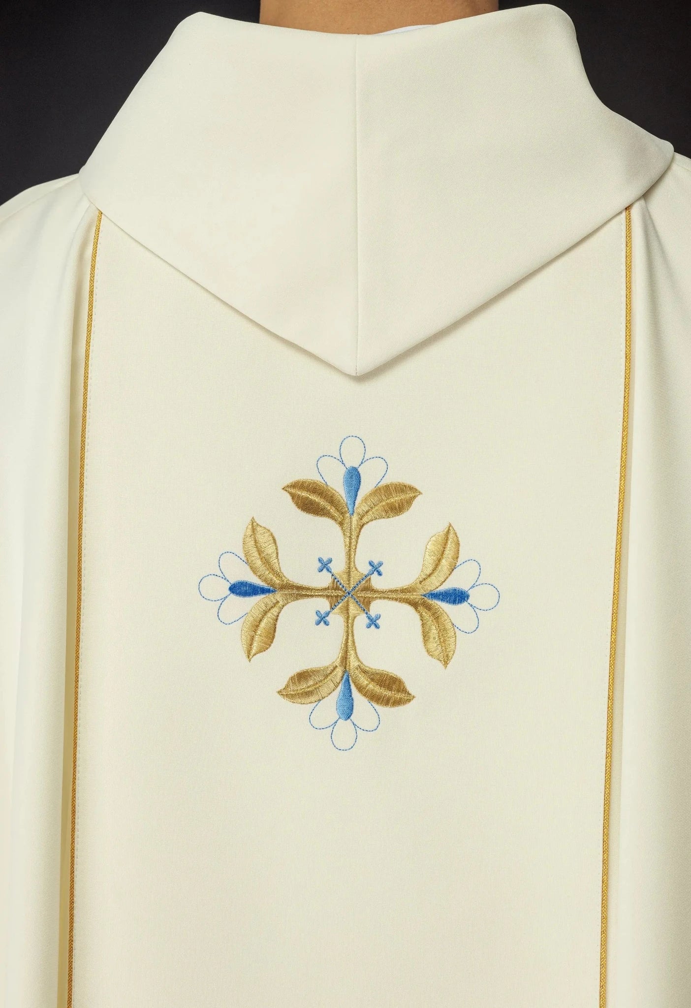 Casulla bordada con la imagen de Nuestra Señora Inmaculada
