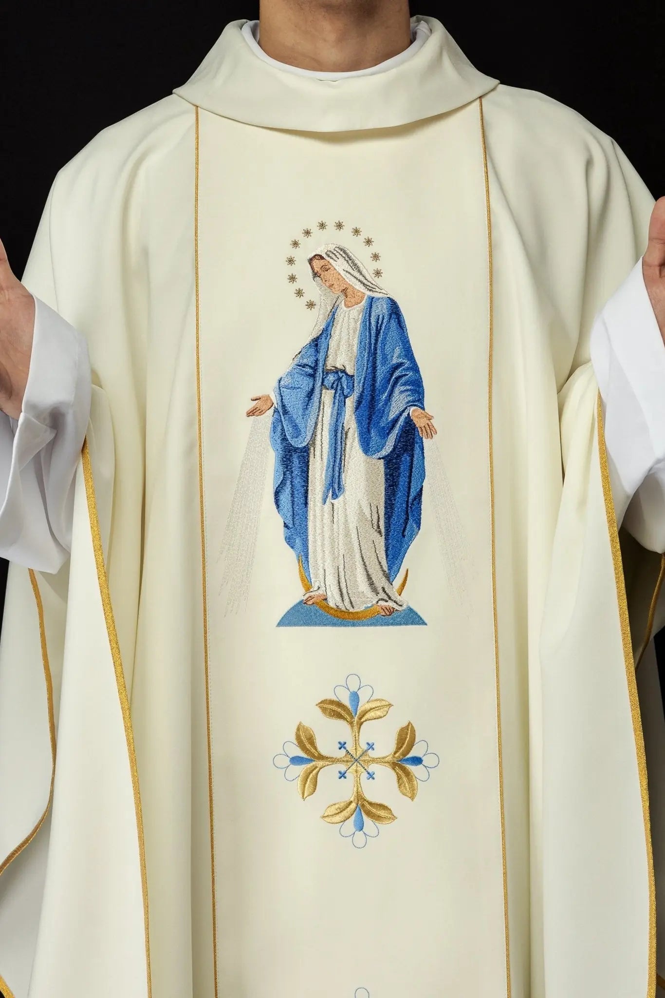Casulla bordada con la imagen de Nuestra Señora Inmaculada