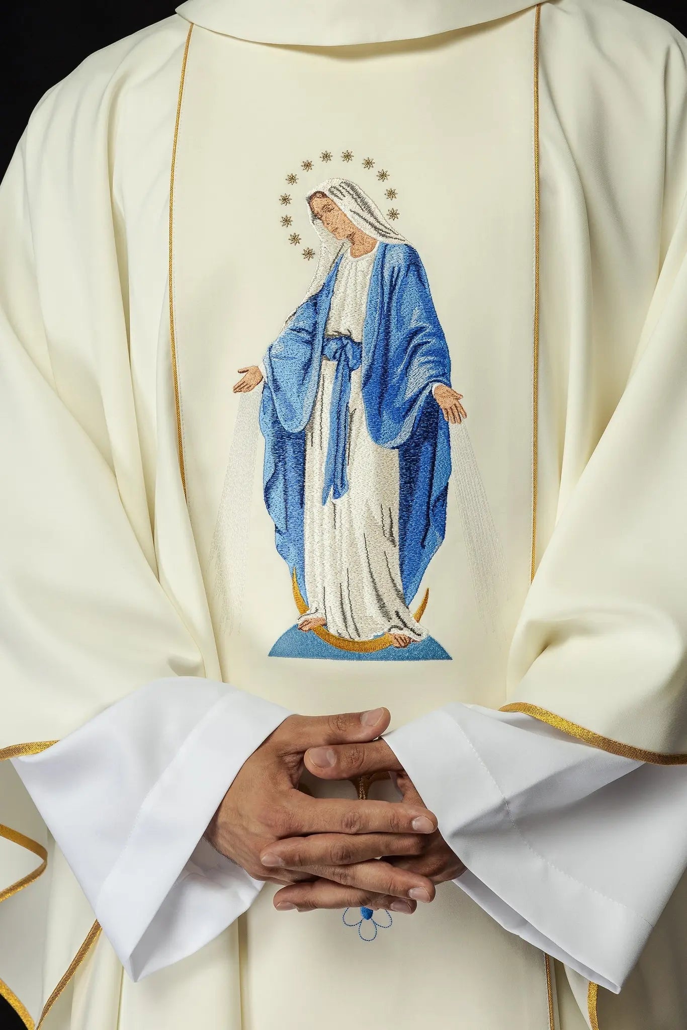Casulla bordada con la imagen de Nuestra Señora Inmaculada