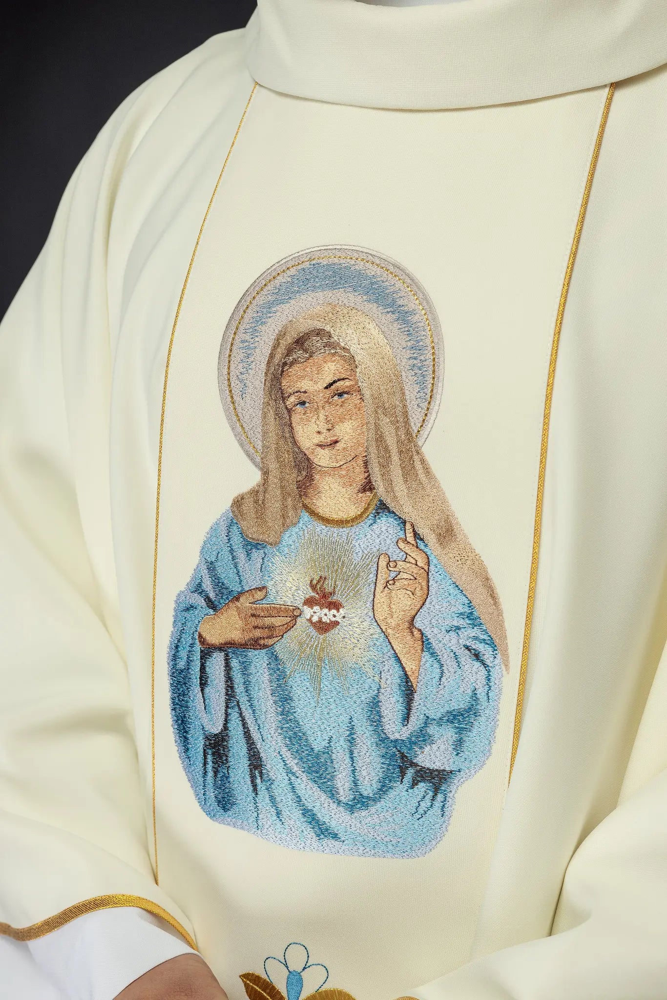 Casulla bordada con una imagen del Corazón de María