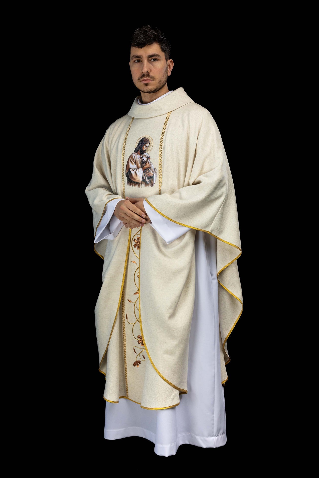 Ornat haftowany z pasem i wizerunkiem Jezusa Dobrego Pasterza z Barankiem ecru - ORNATY.PL