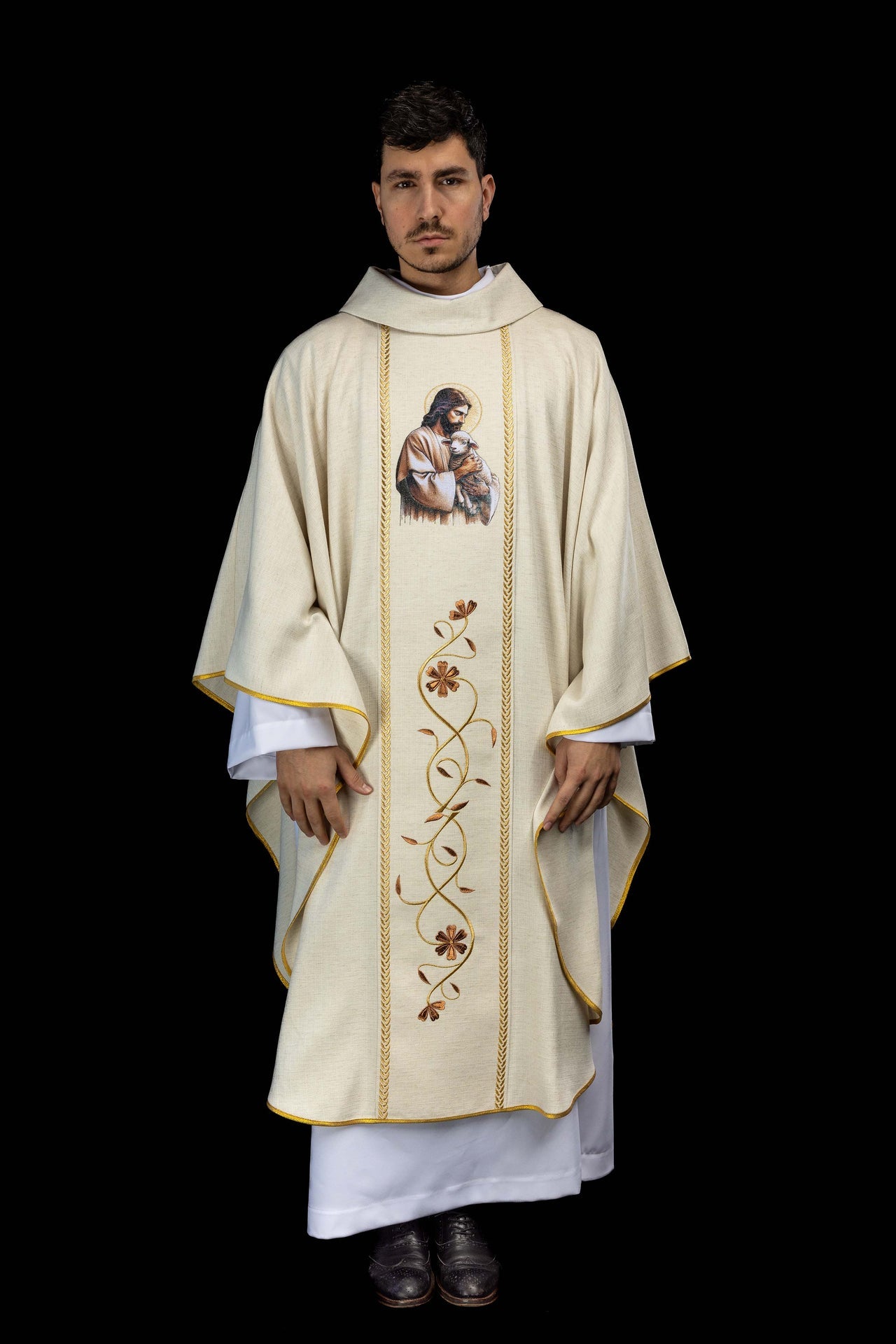 Ornat haftowany z pasem i wizerunkiem Jezusa Dobrego Pasterza z Barankiem ecru - ORNATY.PL