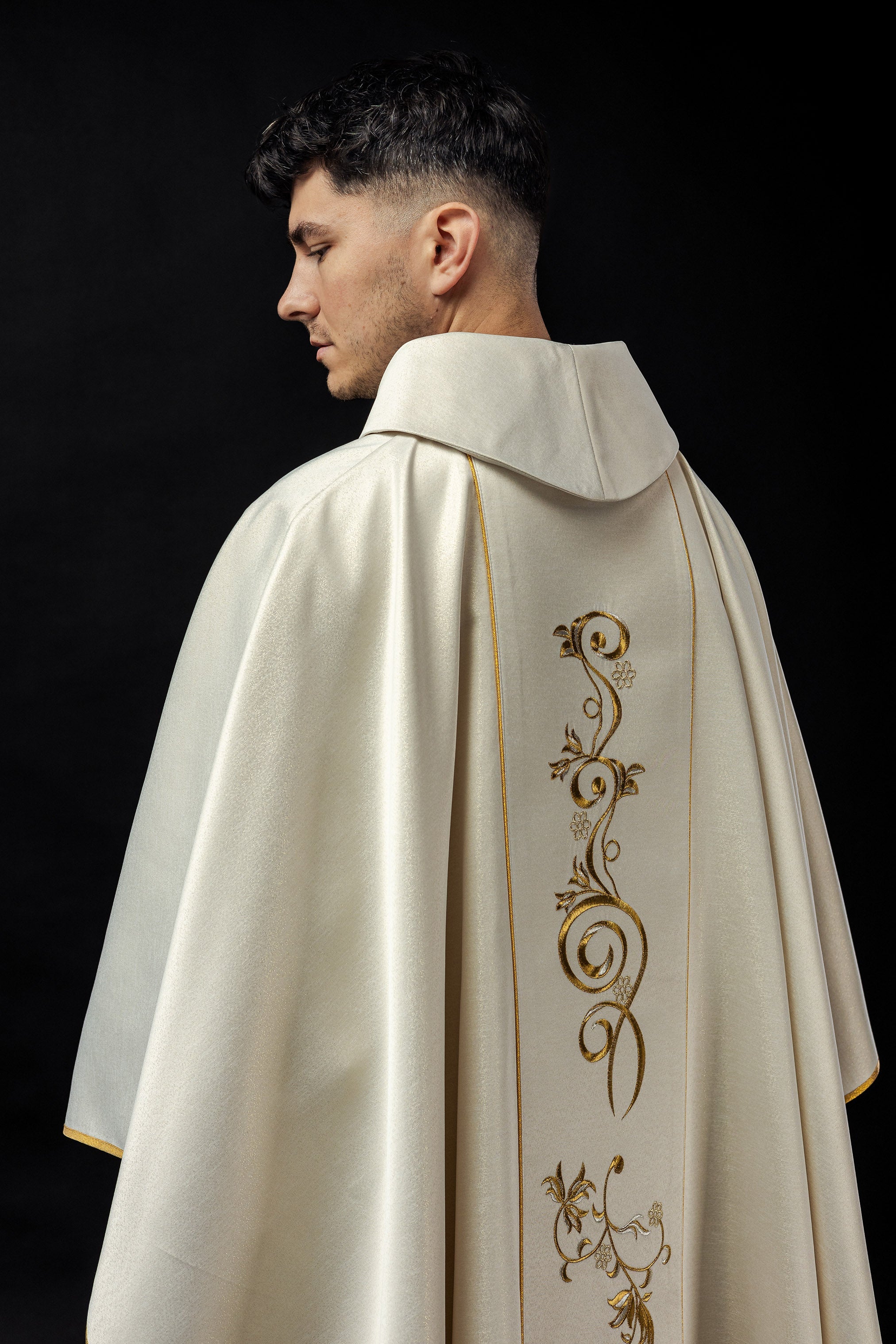 Casulla bordada para Navidad con la imagen de la Sagrada Familia