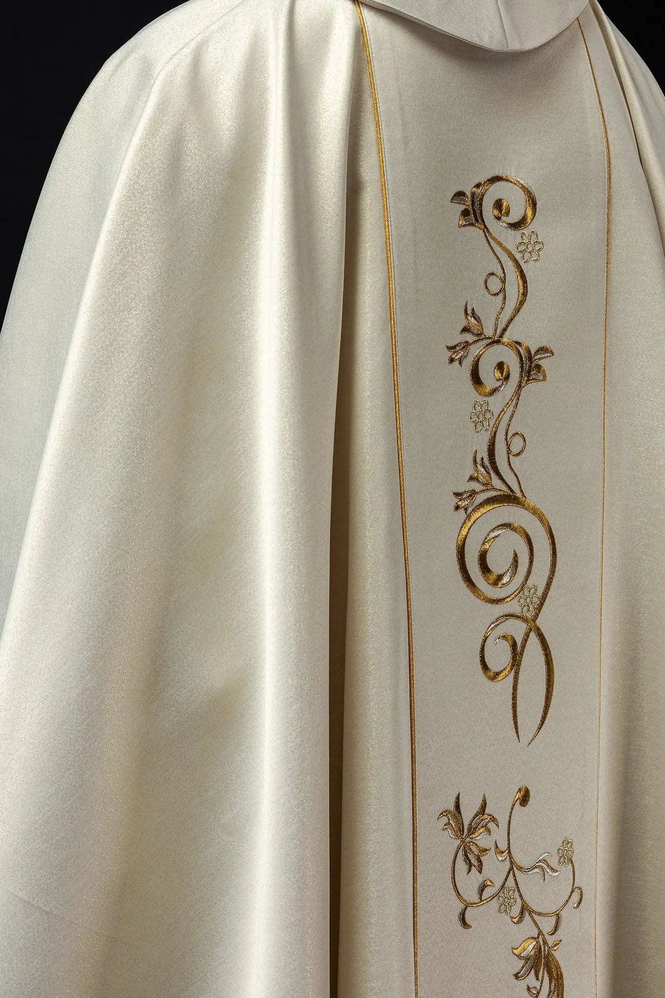 Casulla bordada para Navidad con la imagen de la Sagrada Familia